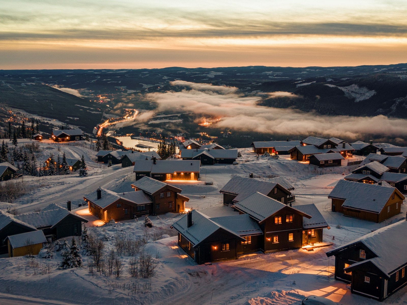 Hytta ligger fint til i en blindvei på en liten høyde på hyttefeltet. Les mer om Lisetra her: https://www.lisetra.net/ Galleribilde