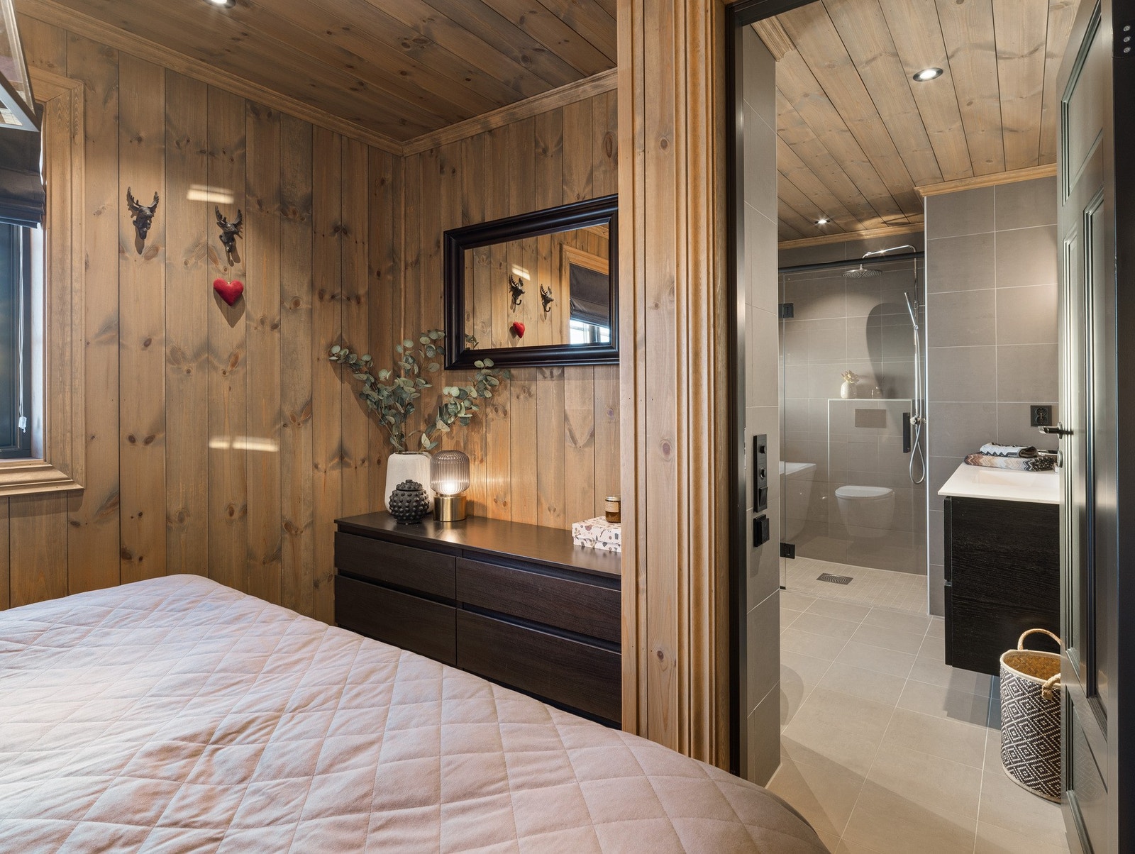 Eget bad i tilknytning til soverom 4 av 5 (1. etasje). Galleribilde