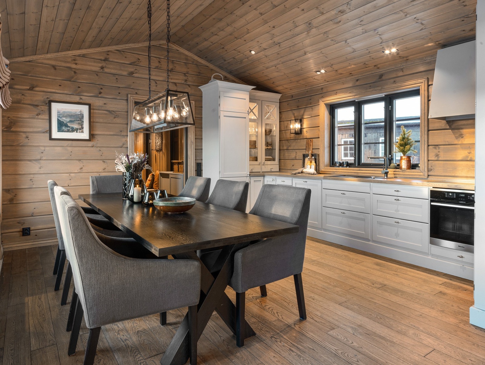 Kistefos Kjøkken, oppgradert fra standard leveranse med utenforliggende sokkel, spesialfarge, ekstra vitrineskap og ekstra tykk benkeplate. Galleribilde