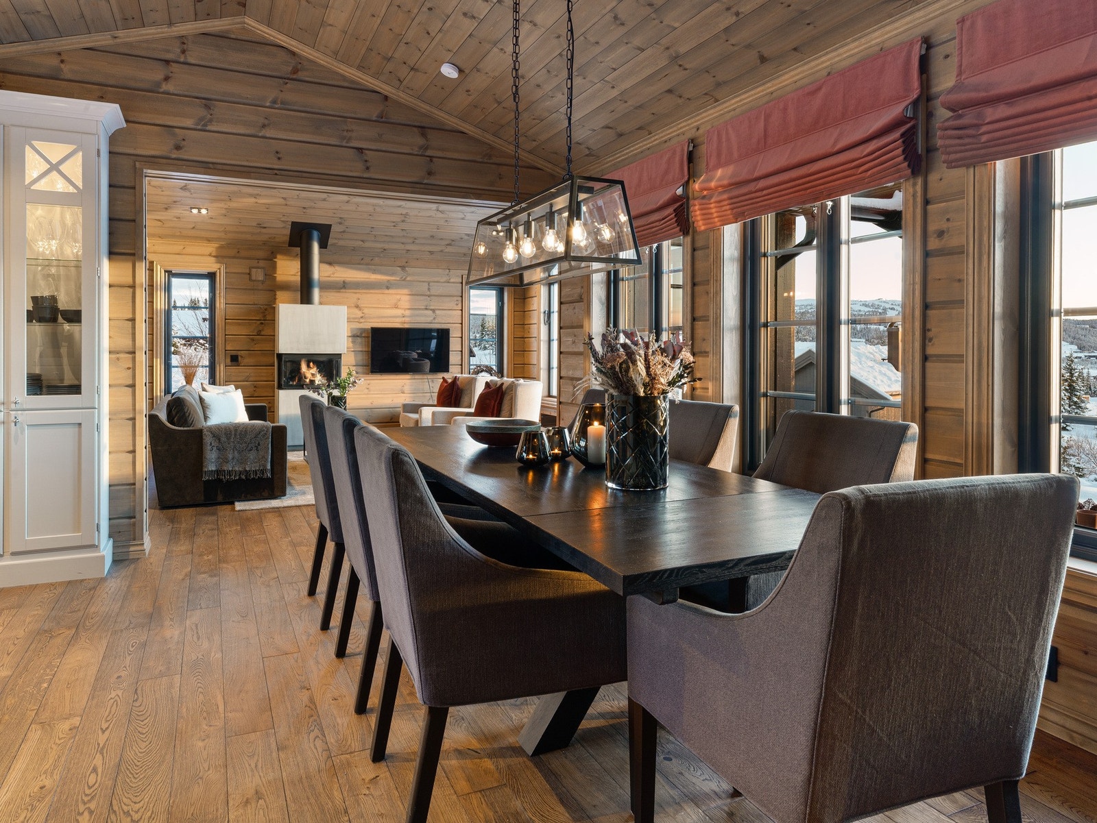 Ekstra mange lampepunkter med delikate vegglamper og hengelamper. Galleribilde