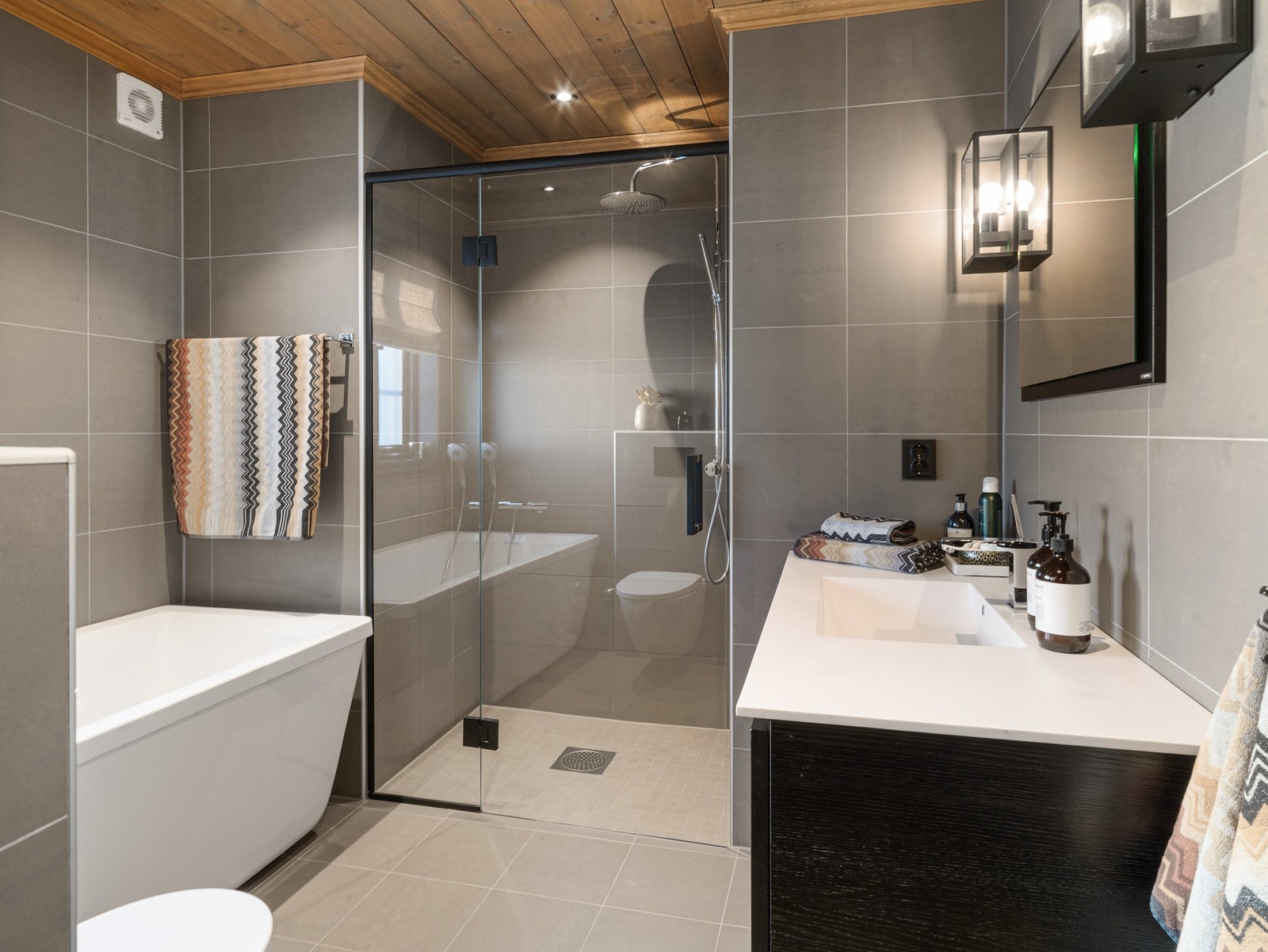 Romslig dusj med spesialtilpasset glassdør Galleribilde