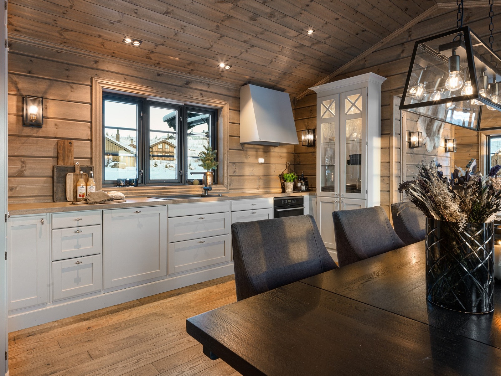 Miele komfyr, bred induksjonstopp og oppvaskmaskin. Spesialtipasset Røros-ventilator i samme farge som kjøkkenet. Galleribilde