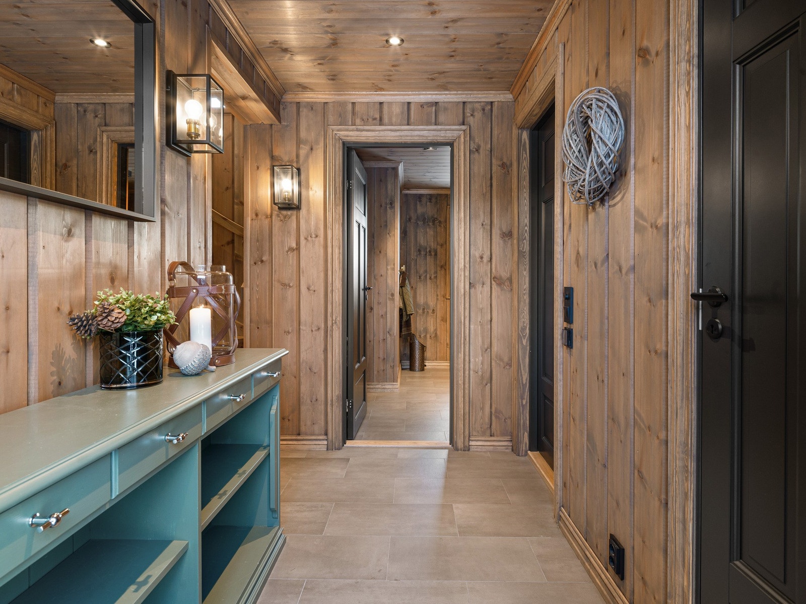 Gang 1. etasje. Det er både inngang i dette rommet, samt i rommet rett frem (beskrevet som entré på plantegning). Galleribilde