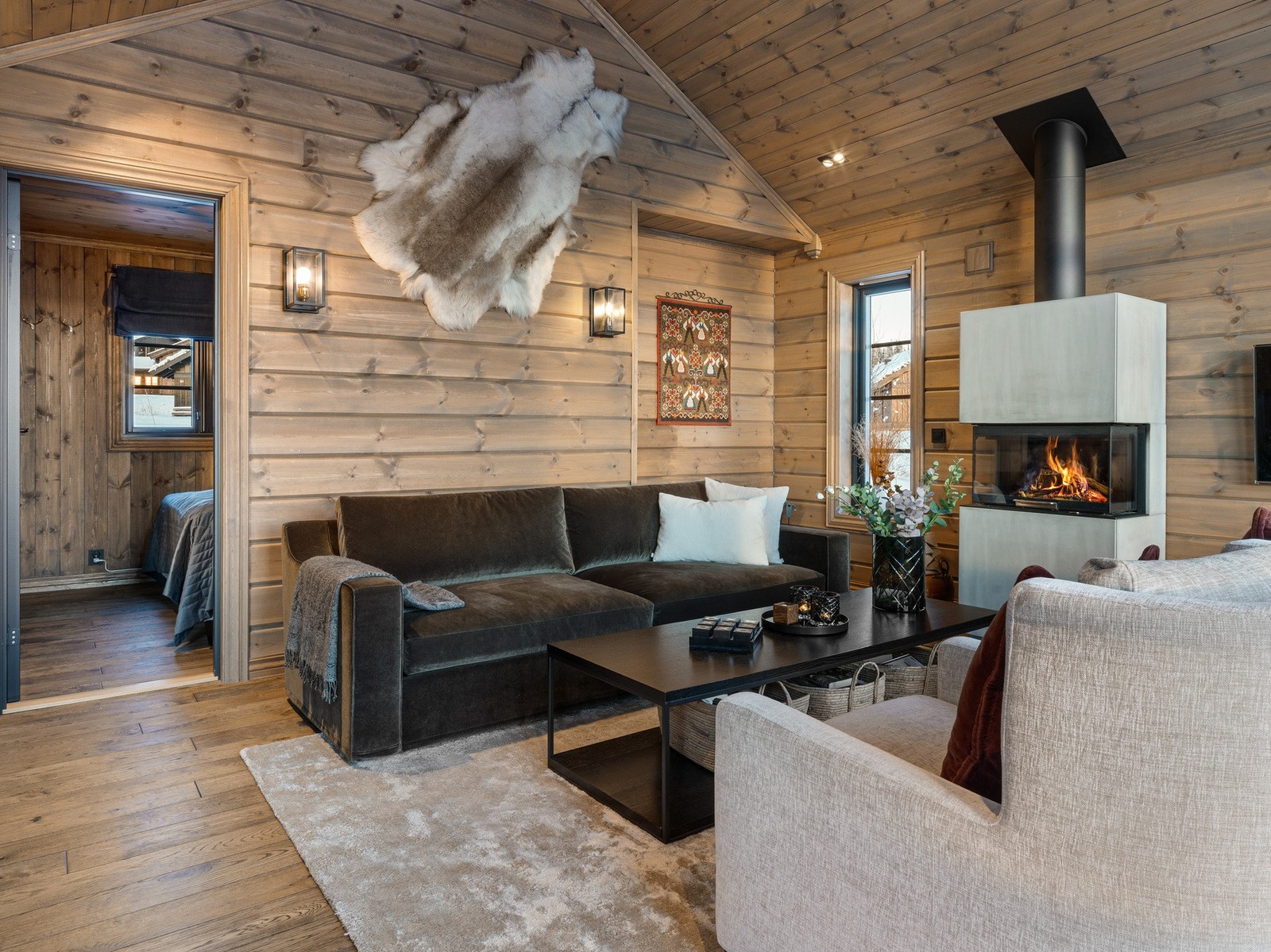 Døren til venstre i bildet er til ett av hyttas 5 soverom. Galleribilde