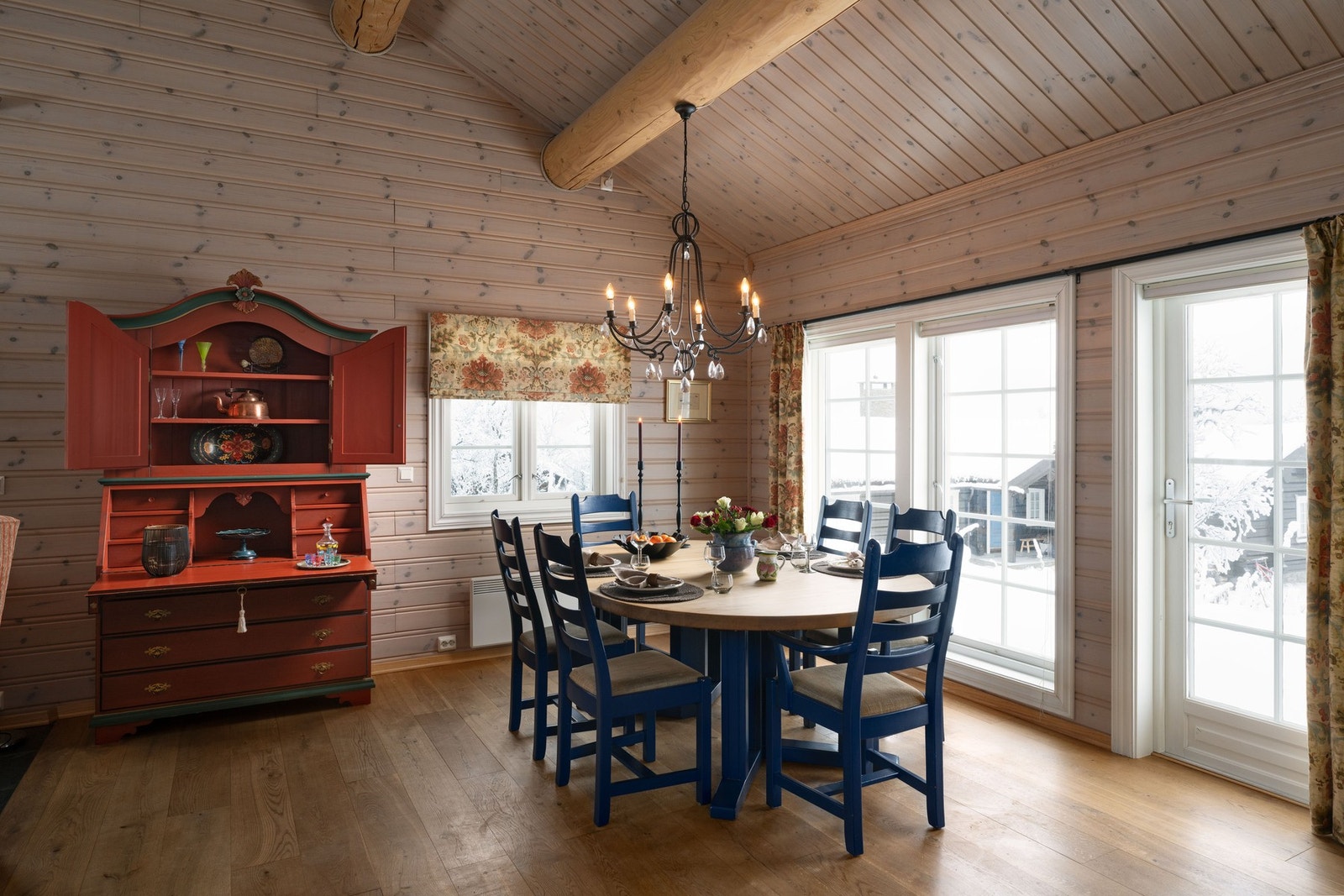 Perfekt for lange måltider, rolige morgener og ekte hytteliv. Galleribilde