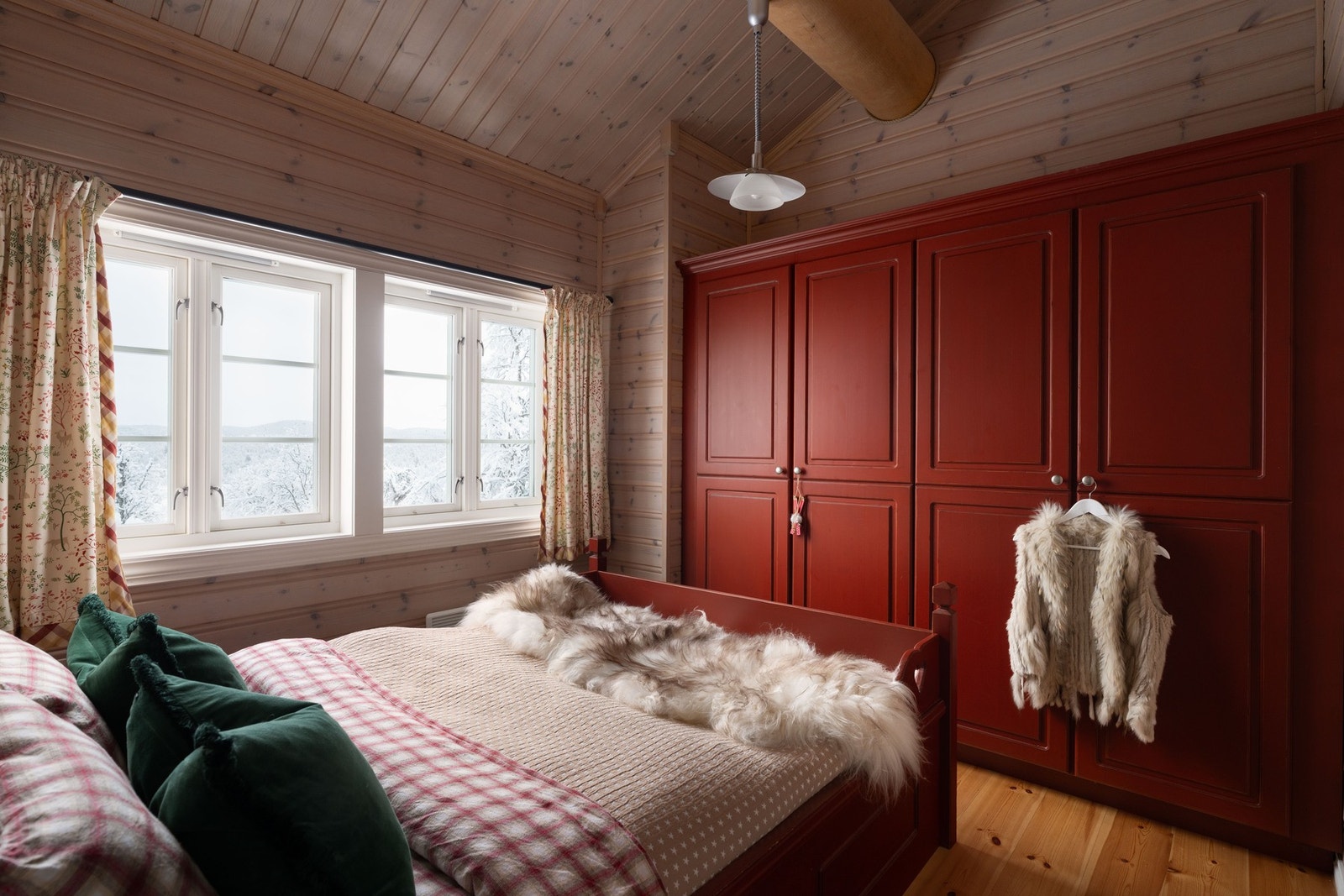 Våkn opp til ro og hyttestemning - et innbydende soverom med god oppbevaringsplass som gir deg den perfekte start på dagen. Galleribilde