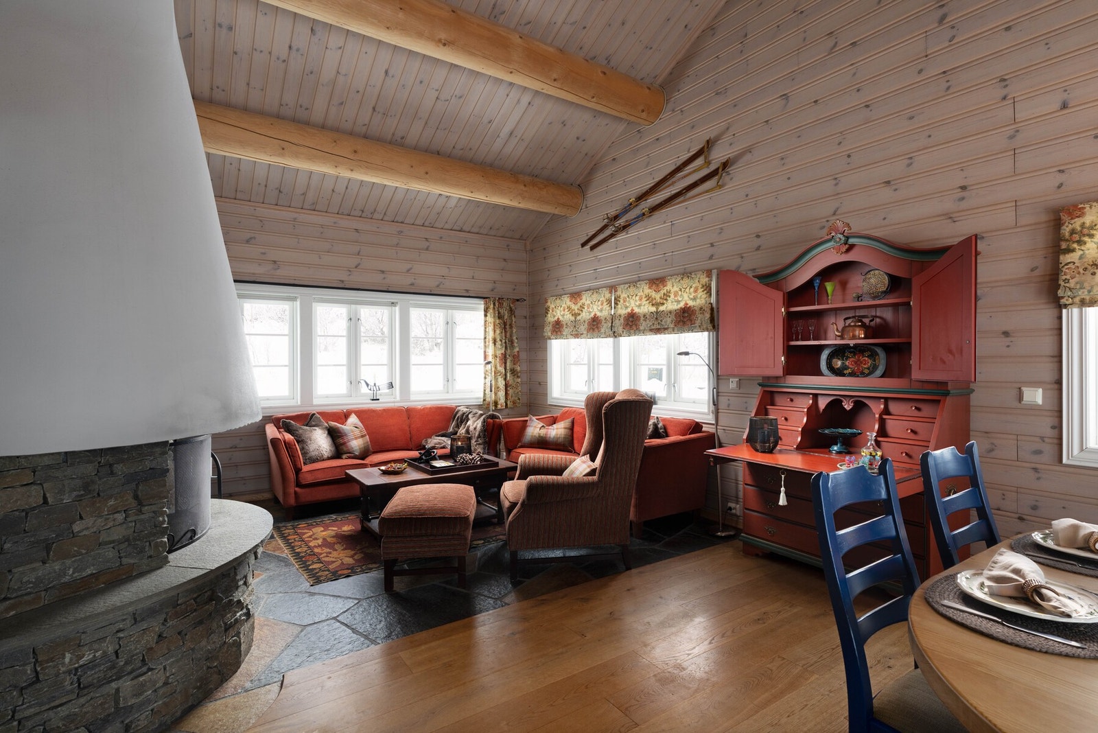 Høyt under taket, flere vinduer som slipper inn naturlig lys, og en koselig peis som sprer varme. Galleribilde