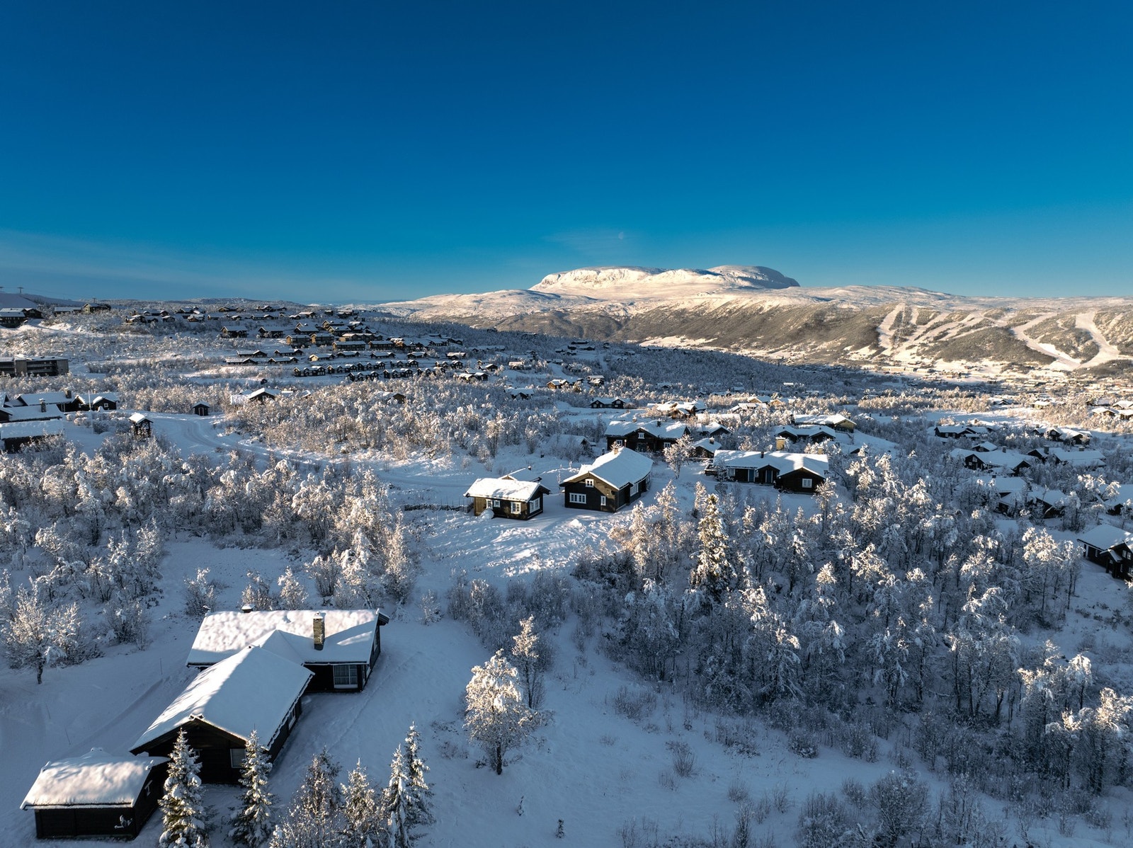 Eiendommen har en magisk utsikt, her med majestetiske Hallingskarvet og Geilo i horisonten. Galleribilde