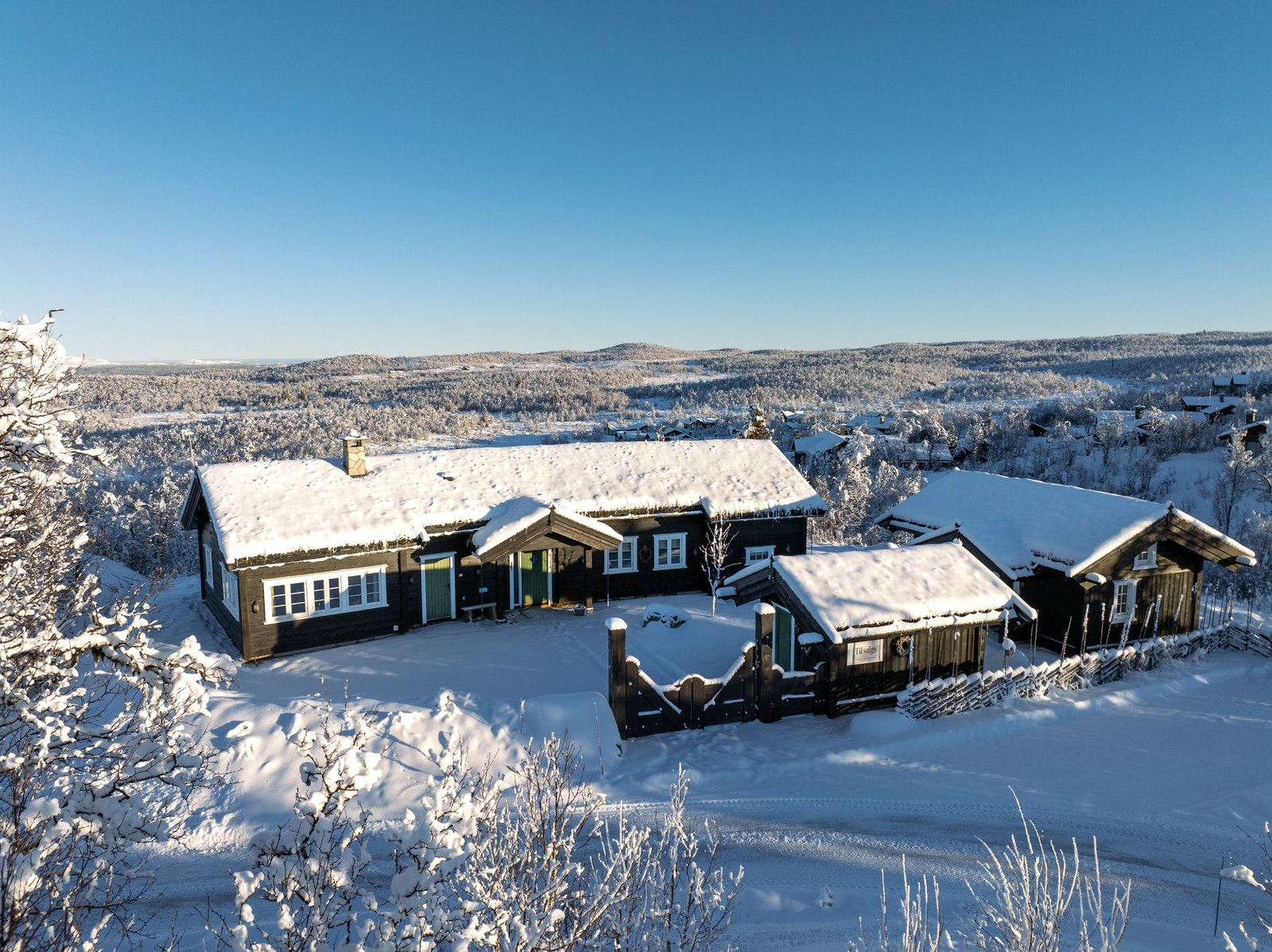 Eiendomsmegler Jannike Seljevoll Herleiksplass ønsker velkommen til Lomtjødnvegen 21. (Foto: Fotograf Uthus) Galleribilde