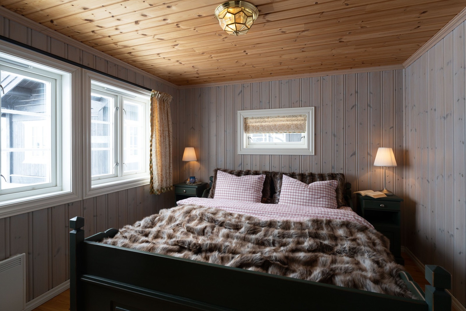 Her ligger alt til rette for lange, deilige morgener - et lunt soverom som inviterer til total avslapning. Galleribilde