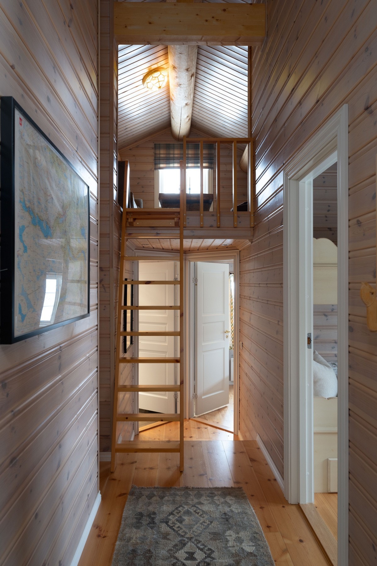 Hytten har en koselig hems. Galleribilde