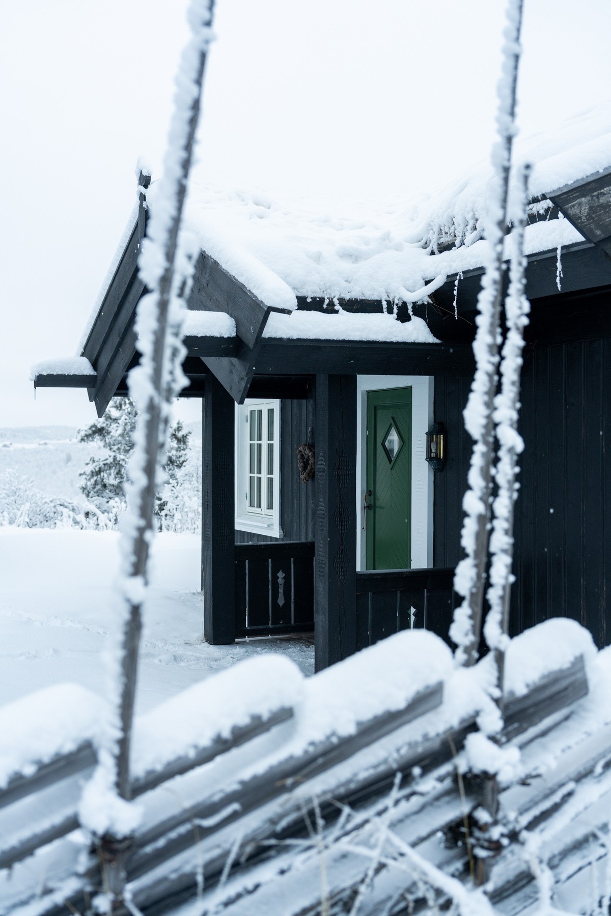 En snødekket skigard som understreker roen, stillheten og den autentiske fjellfølelsen. Galleribilde