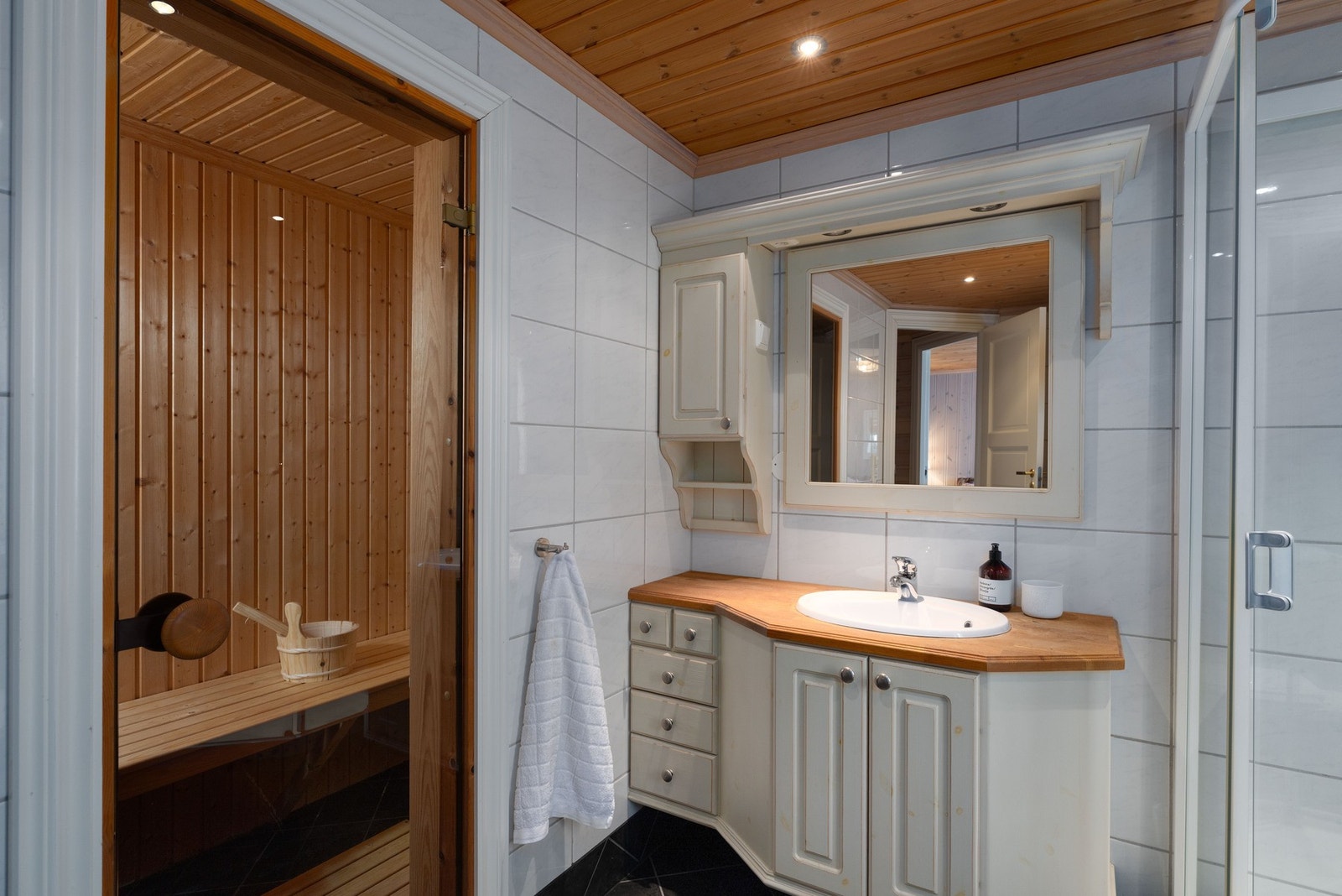 Hovedbadet har også egen badstu - klar til å nytes. Galleribilde