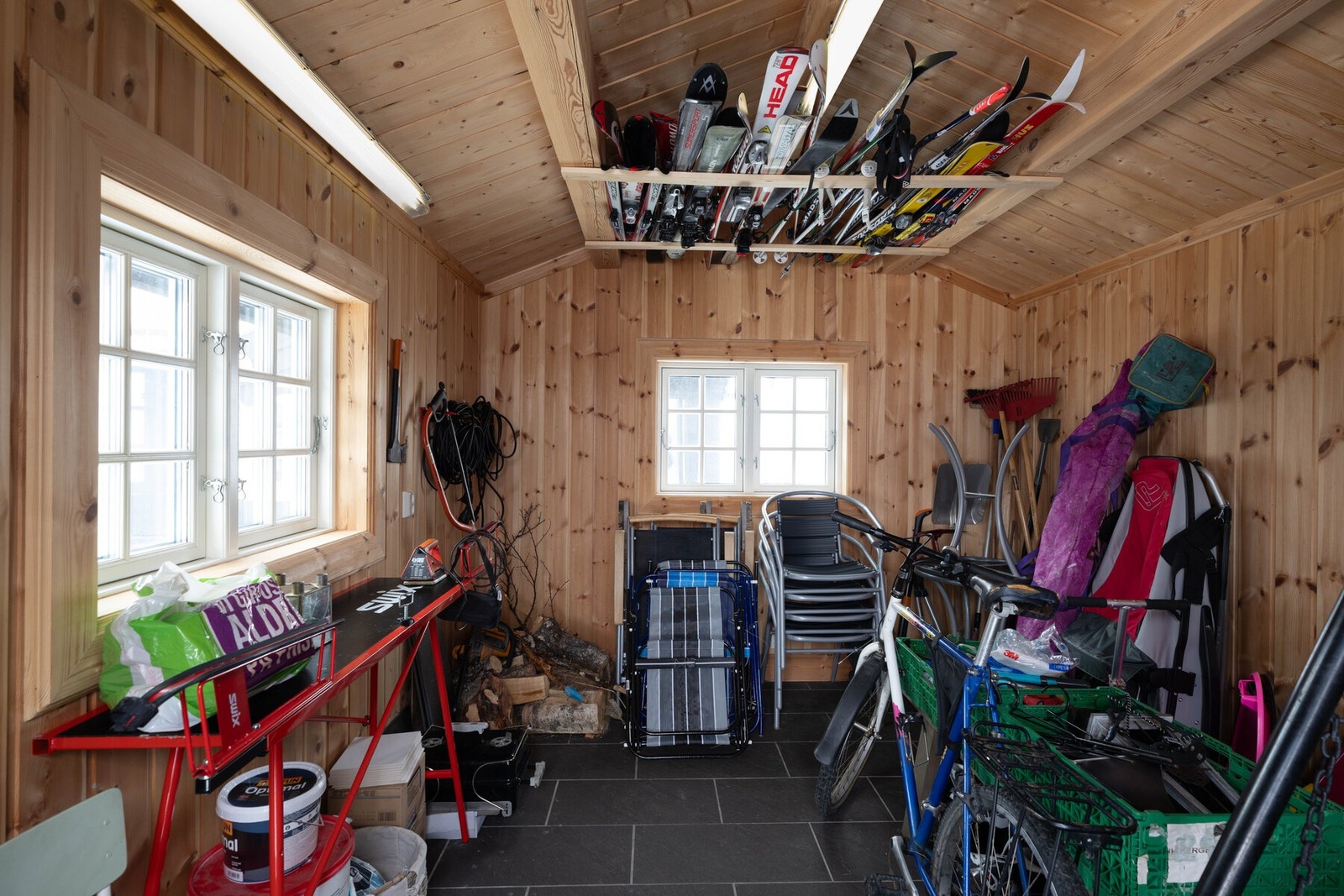 Tunet har også et praktisk uthus som i dag brukes som ski- og smørebod. Galleribilde