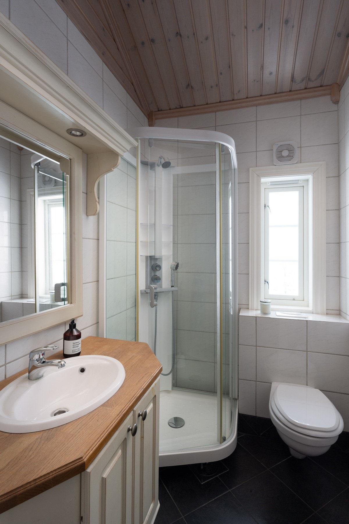 Det andre badet i hytten er også flislagt og har egen dusj. Galleribilde