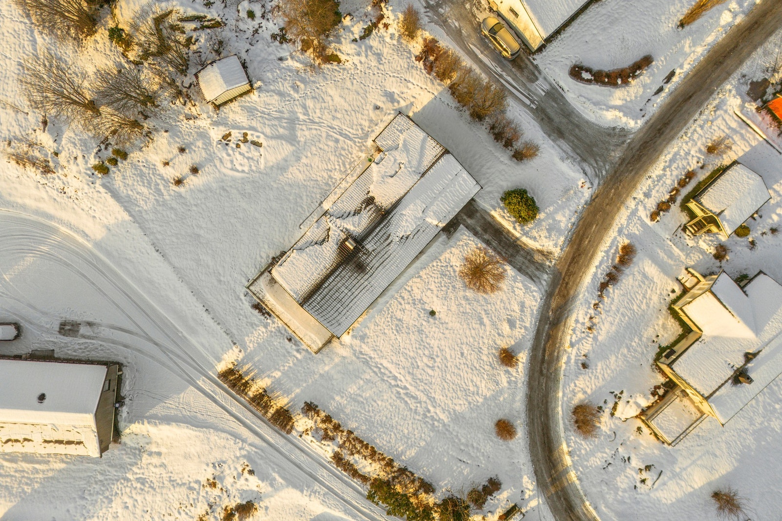 Tomten er naturlig avgrenset mot vei og med beplantning. Galleribilde