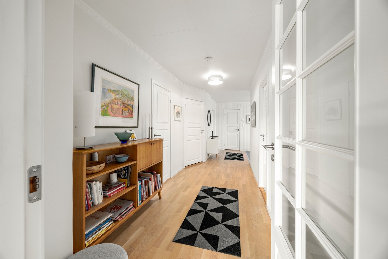 Gangen har adkomst til stue, to soverom, to bad og bod. Galleribilde