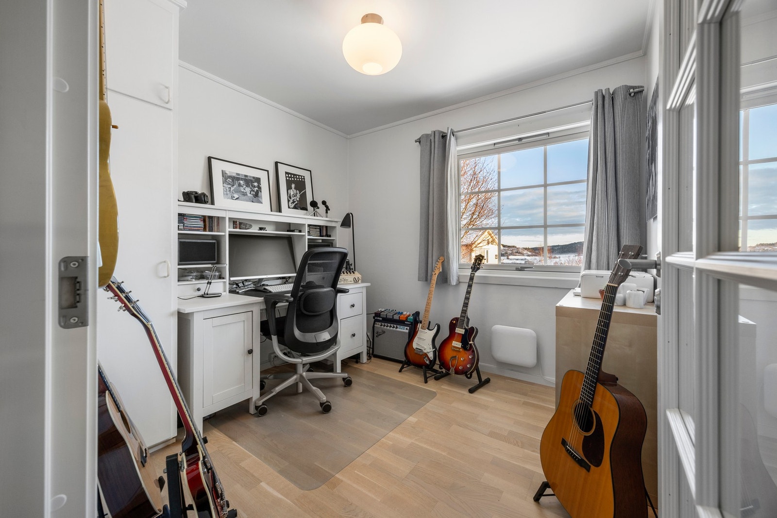 Soverom 2 - ca. 7 kvm. Ypperlig som hobbyrom/kontor, men også tilstrekkelig plass for dobbeltseng. Galleribilde