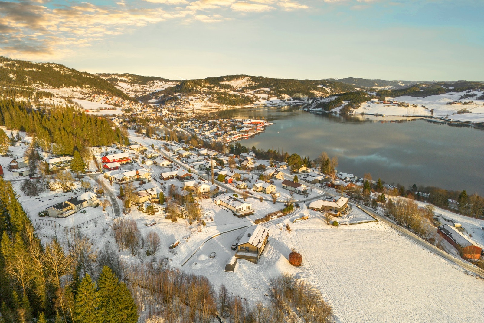 Det er ca. 1,5 kilometer til barnehage og skole og ca. 2,5 kilometer til dagligvarebutikk. Bensinstasjon med søndagsåpen kiosk ca. 1 kilometer unna. Galleribilde