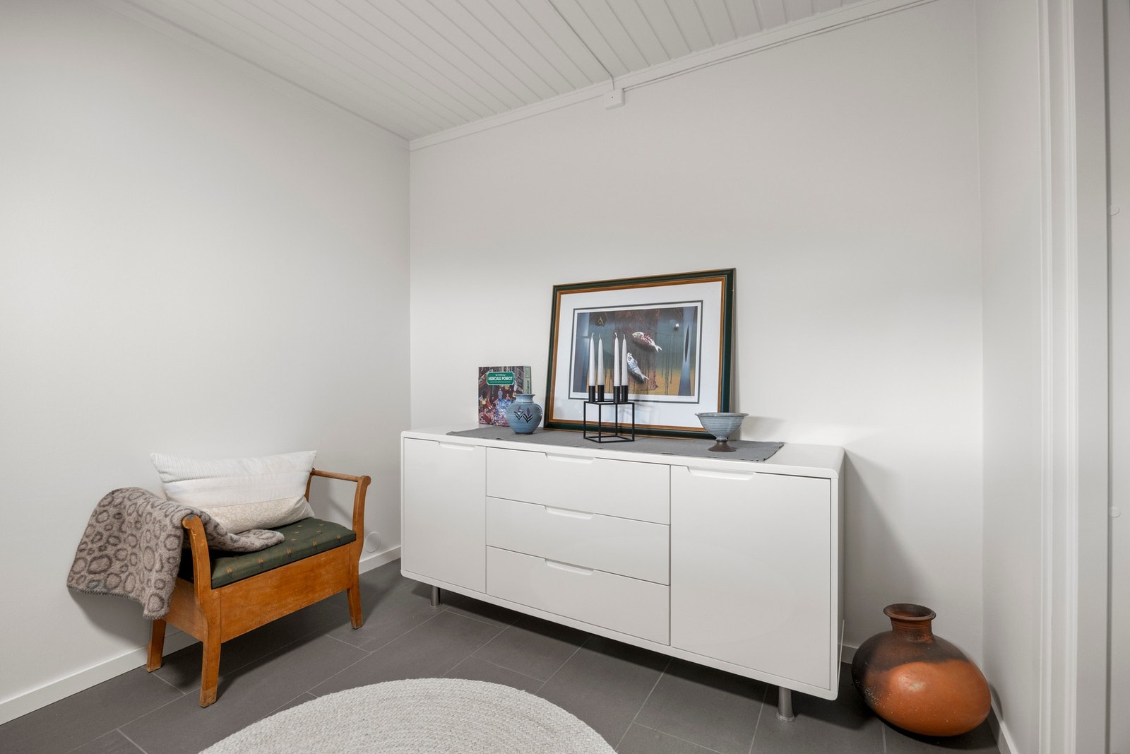 Soverom 2 i sokkel er opprinnelig byggegodkjent som arbeidsrom, som vurderes som godkjent areal for varig opphold. Galleribilde