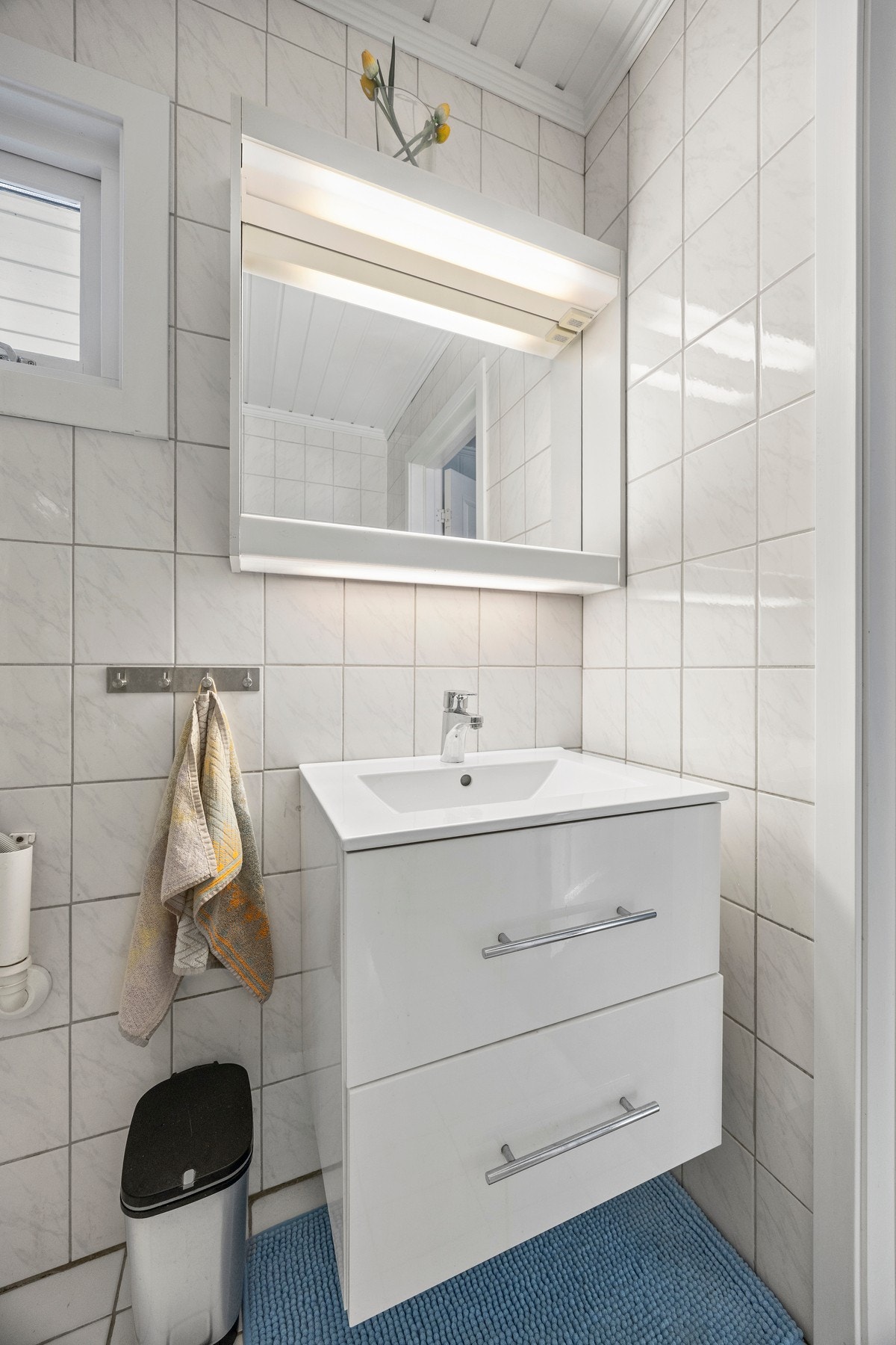 Bad/vaskerom er utstyrt med bl.a. servantskap, WC, dusjkabinett og opplegg for vaskemaskin. Galleribilde