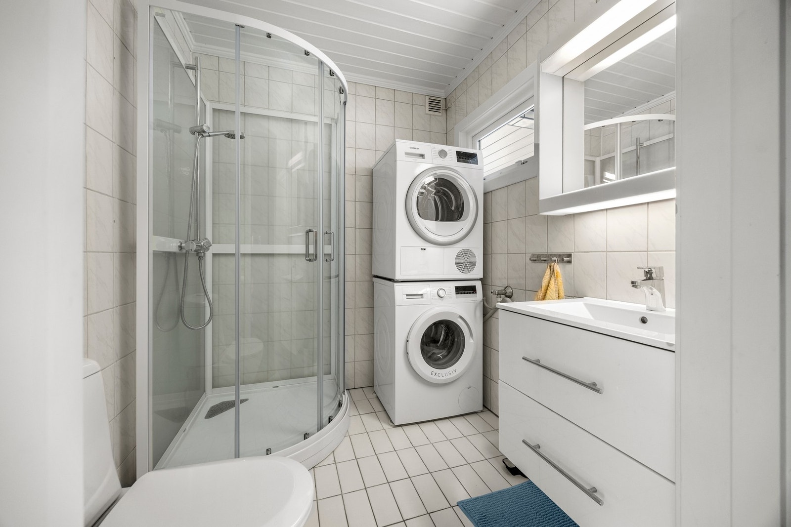 Bad/vaskerom - ca. 3,5 kvm. Flislagte overflater, med nyere innredning. Galleribilde