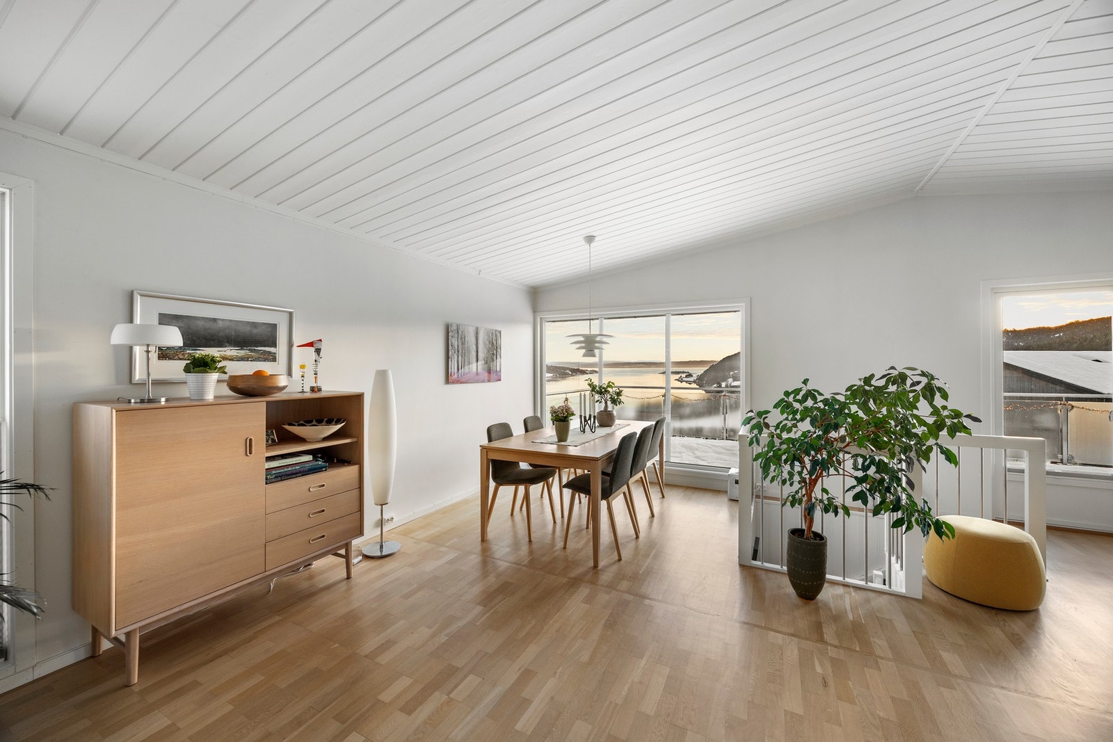 Spisestuen finner sin naturlige plassering i nærheten av kjøkkenet, ved store stuevinduer. Galleribilde