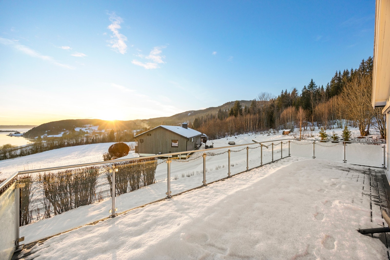 Romslig terrasse med god plass for bl.a. utemøbler og grill. Galleribilde