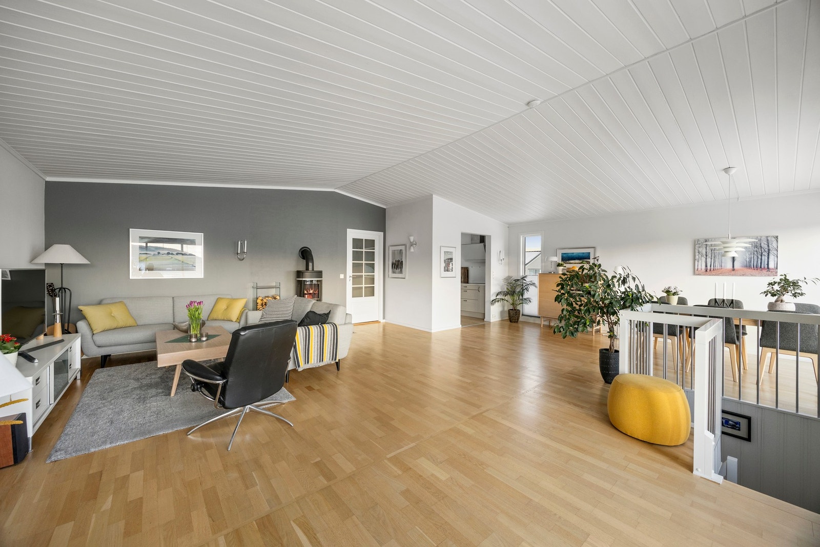 I enden av stuen finnes trappen ned til kjeller. Trappen er også skiftet. Galleribilde