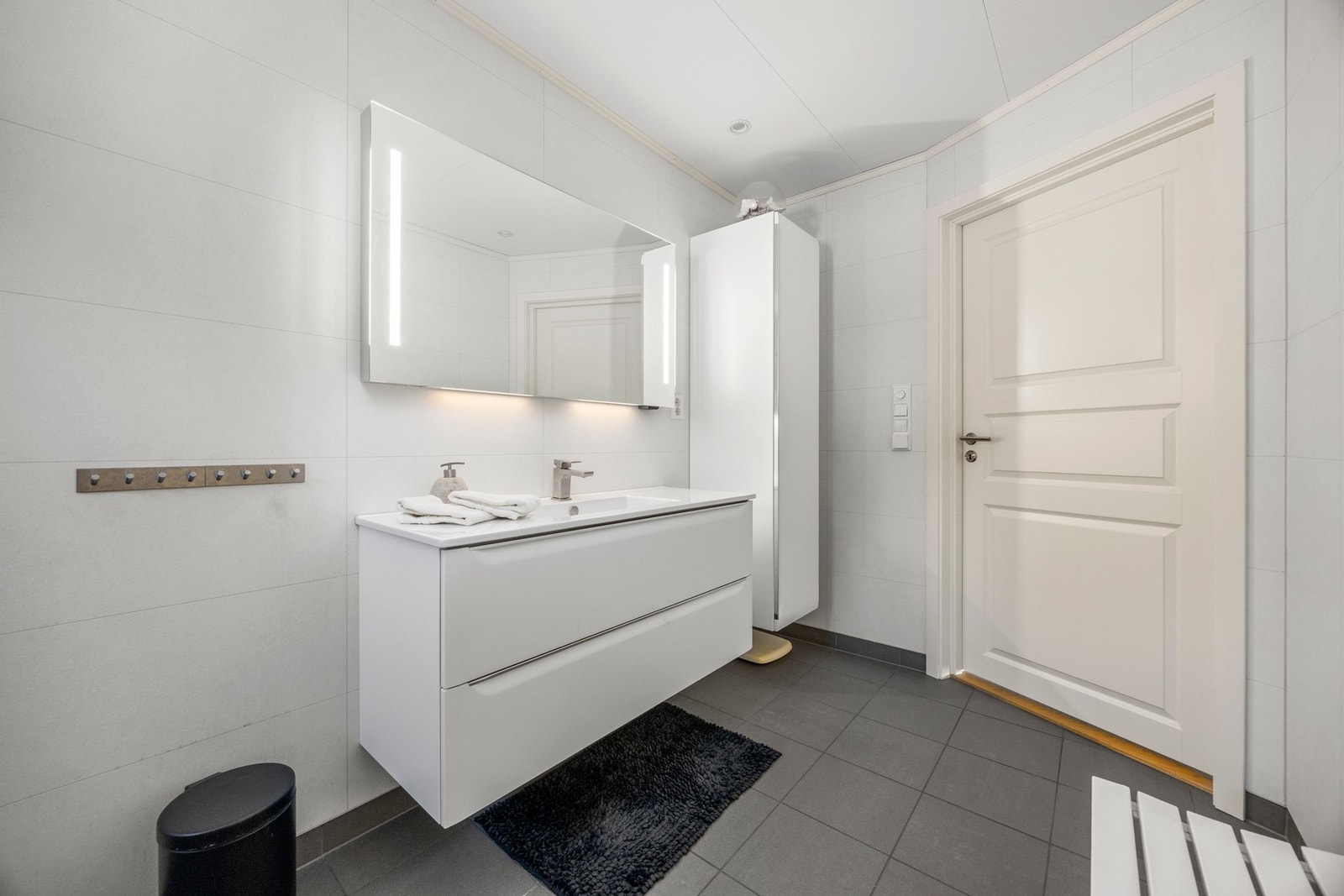 Lekkert flislagt bad fra 2021. Galleribilde