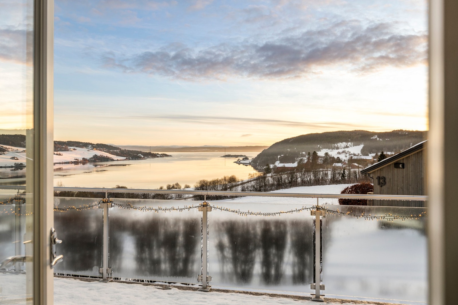 Fra stuen er det utgang til terrasse. Galleribilde