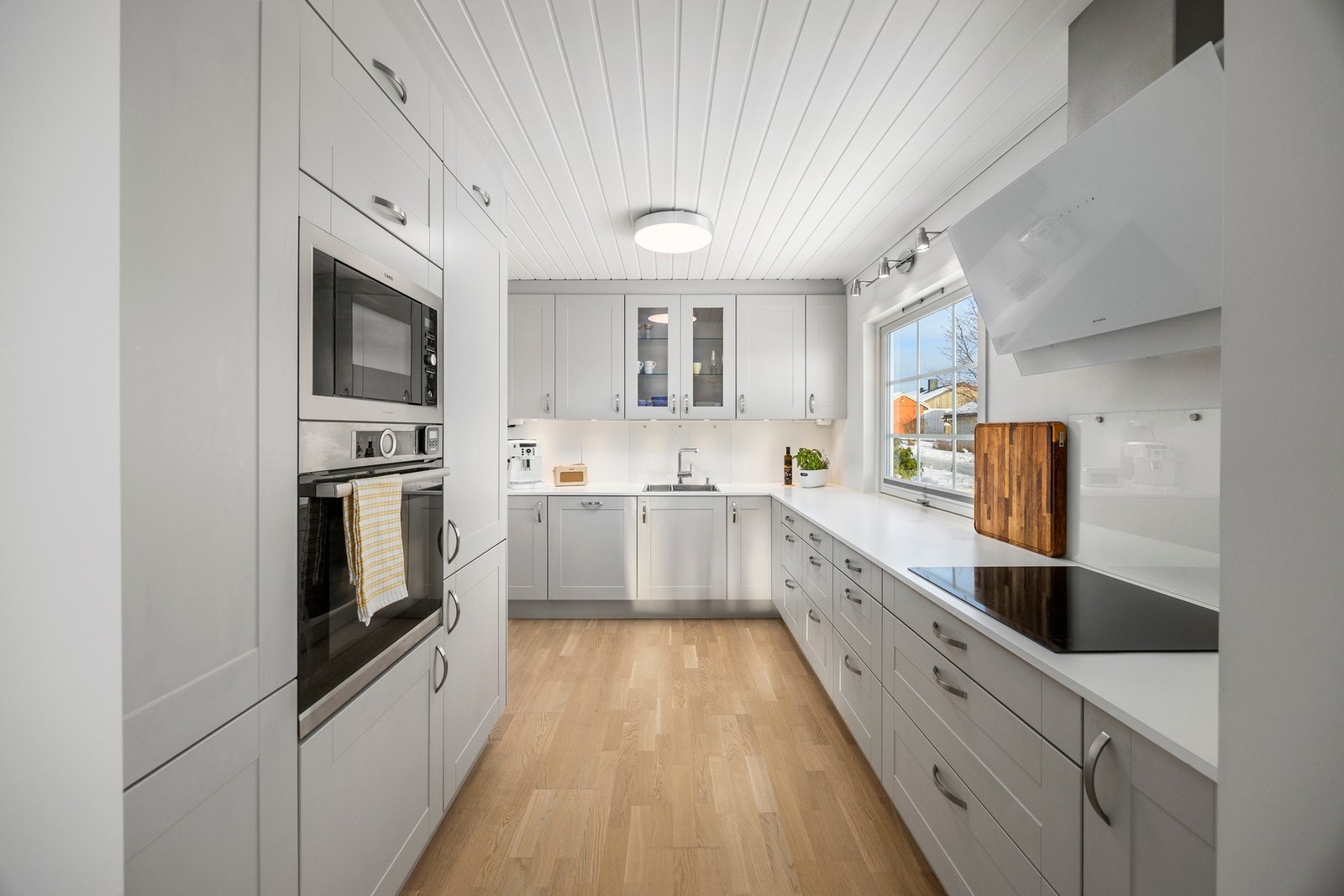 Flott kjøkkeninnredning fra 2020. Rikelig med skap- og benkeplass. Galleribilde