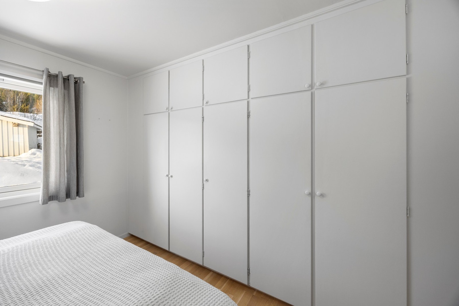 Plassbygd garderobeskap med mye lagringsplass. Galleribilde