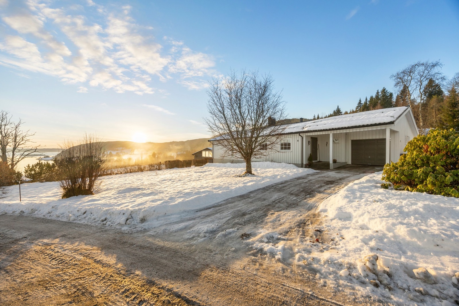 Asfaltert gårdsplass. Galleribilde