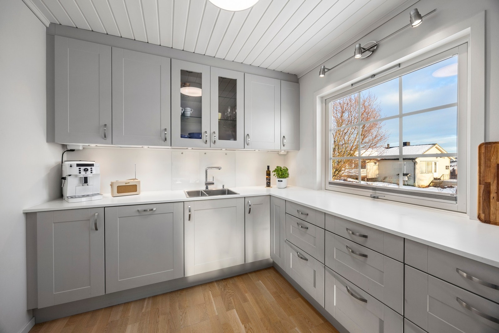 Kjøkkenet har integrerte hvitevarer som platetopp, stekeovn, mikrobølgeovn, kjøl-/fryseskap og oppvaskmaskin. Galleribilde