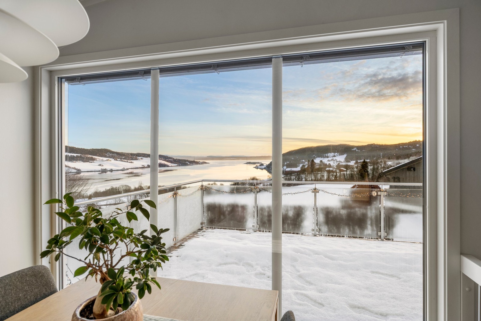 Boligen har en høy beliggenhet med panorama over fjorden! Galleribilde