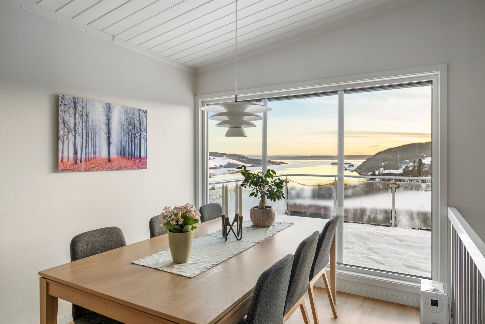 Fra spisestuen er det fantastisk utsikt ut over fjorden. Galleribilde