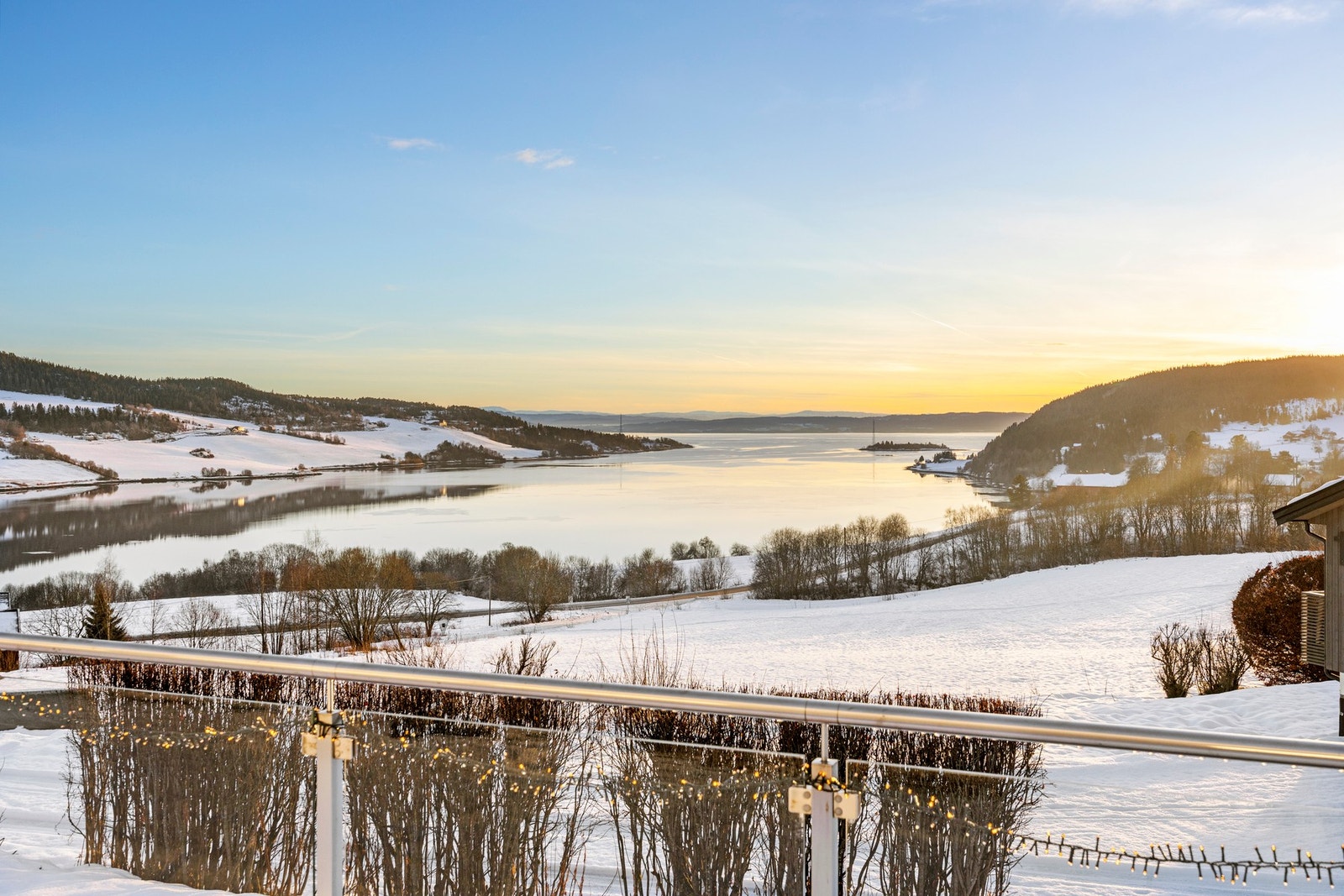 Upåklagelig utsikt, helt over mot Inderøy. Galleribilde