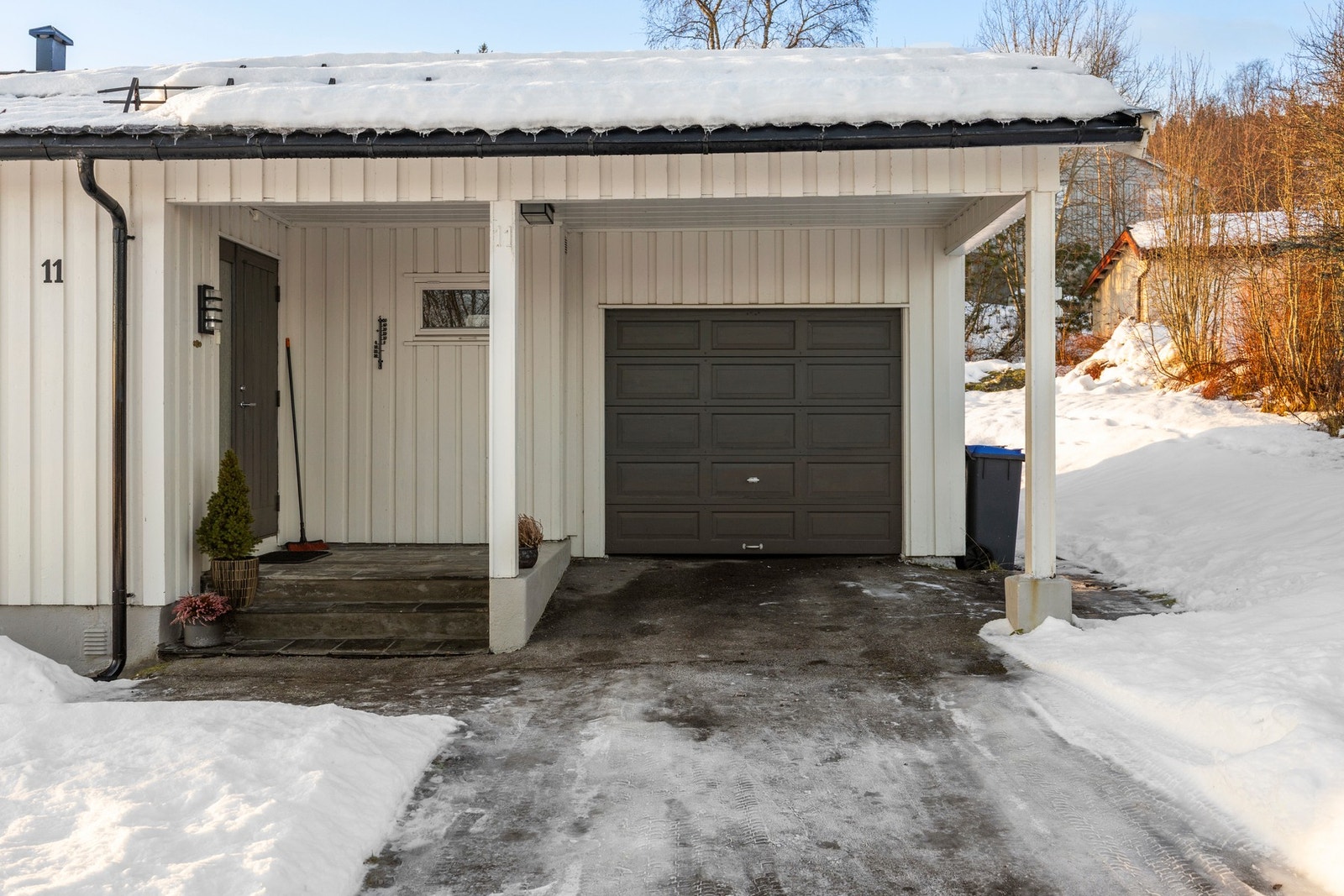 Garasje. Takutstikket gjør at ytterligere én bil kan parkere helt eller delvis under tak. Galleribilde