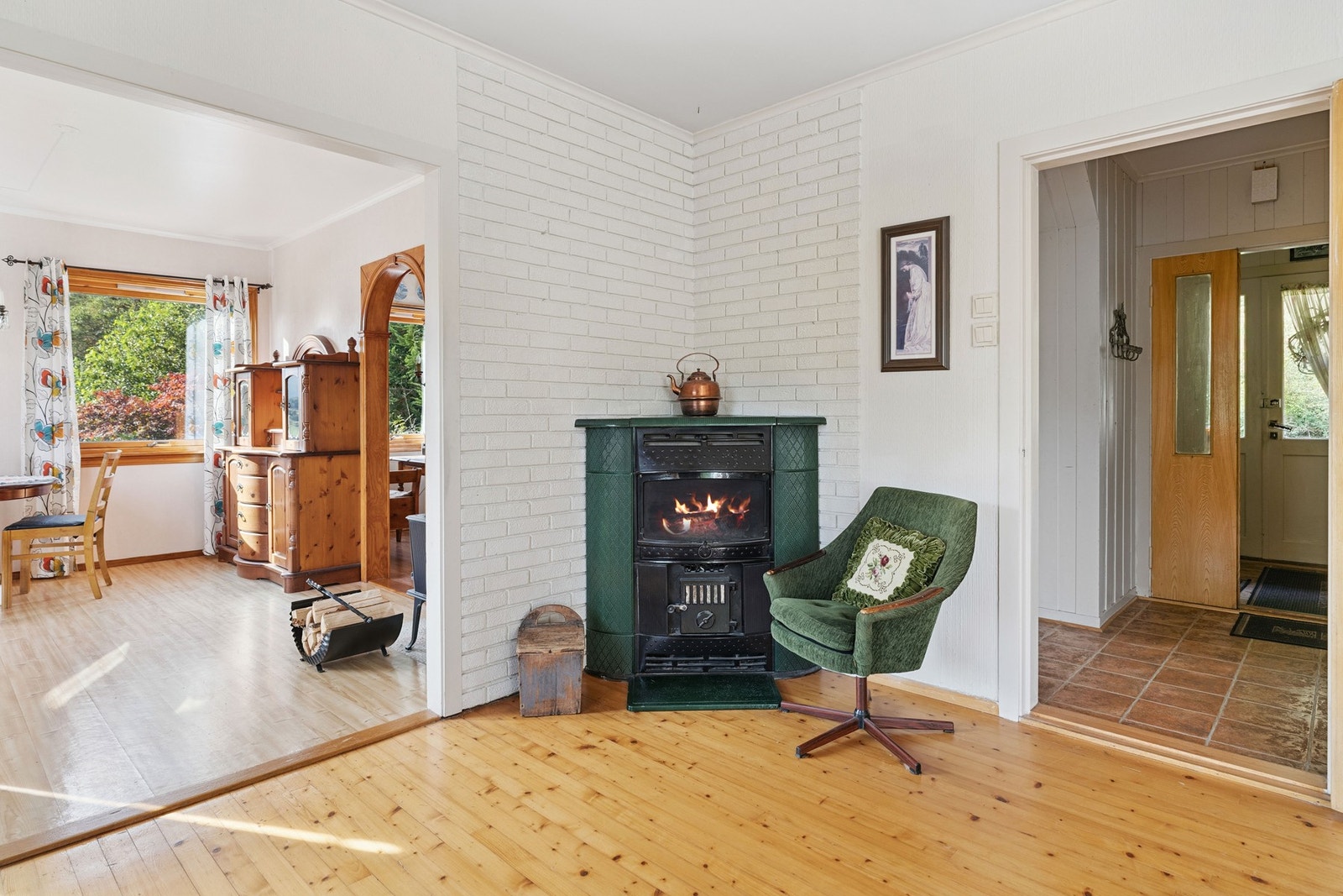 Stue og spisestue. Vedovn i stue Galleribilde