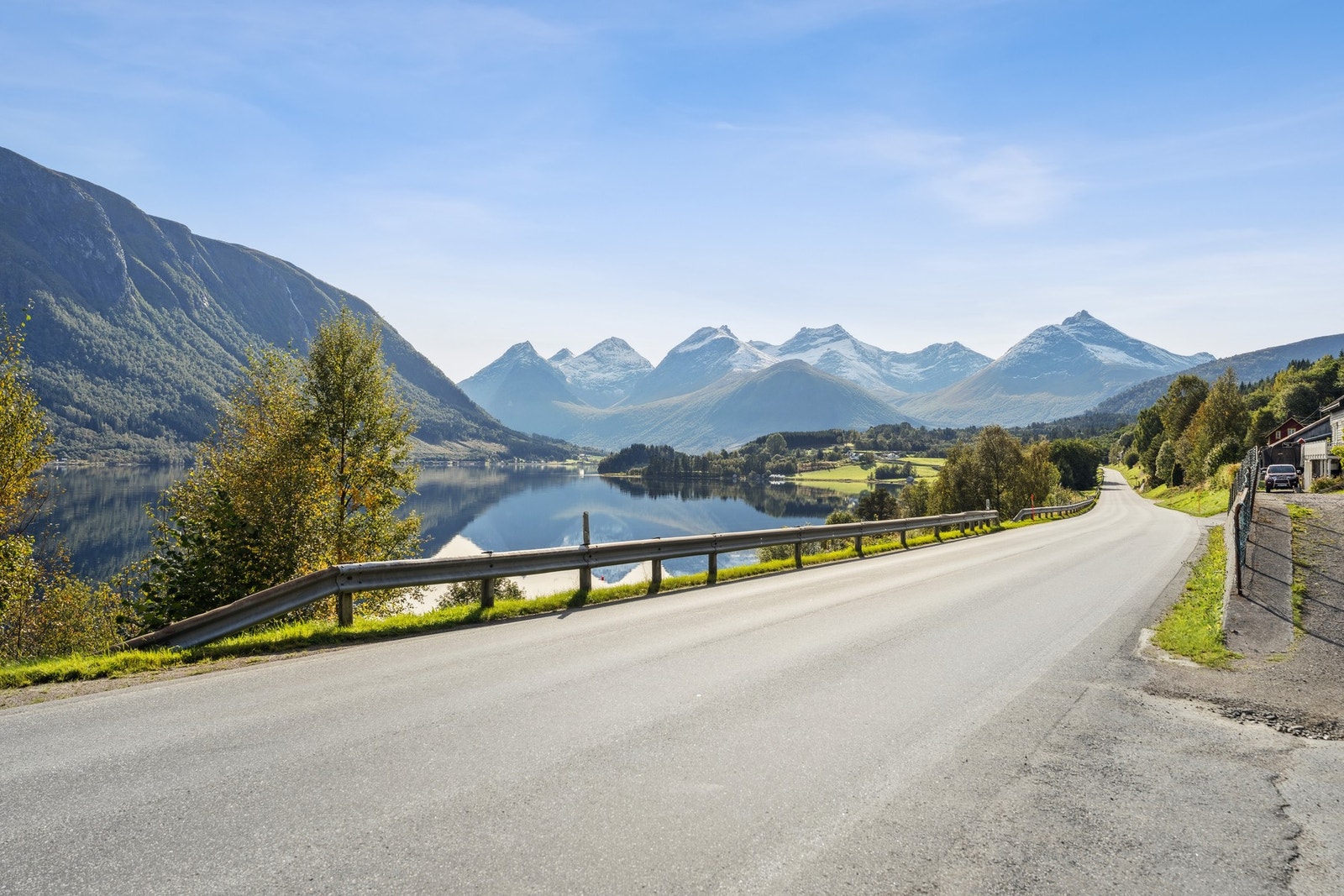 Boligen ligger ca 9 minutter fra Vestnes sentrum Galleribilde
