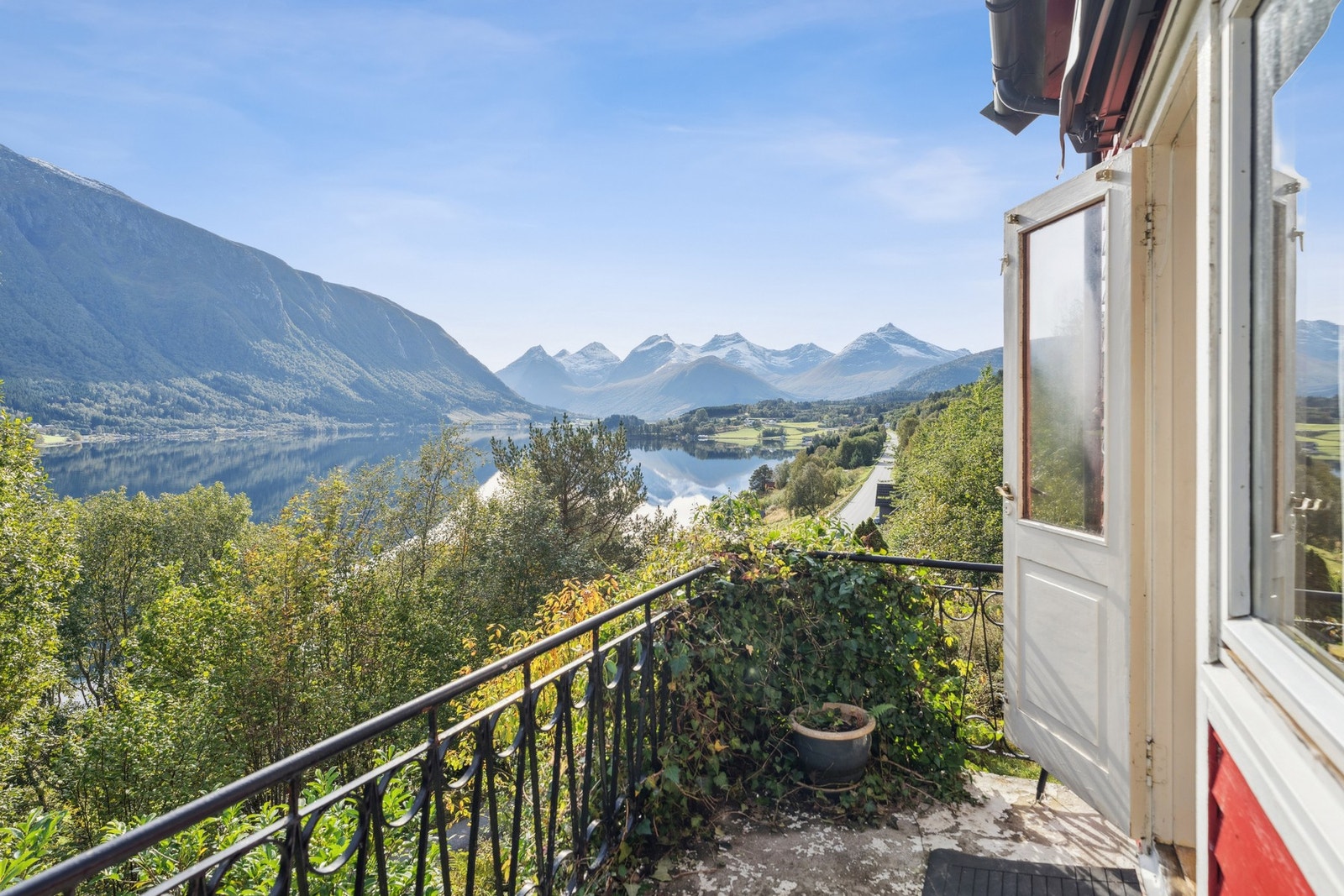 Flott utsikt fra balkong Galleribilde