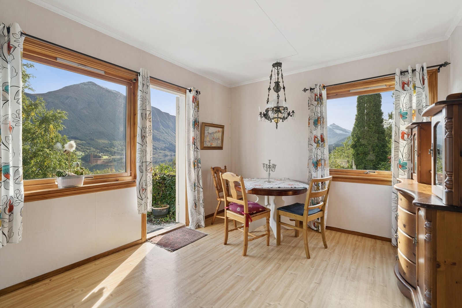 Spisestue med utgang til balkong Galleribilde