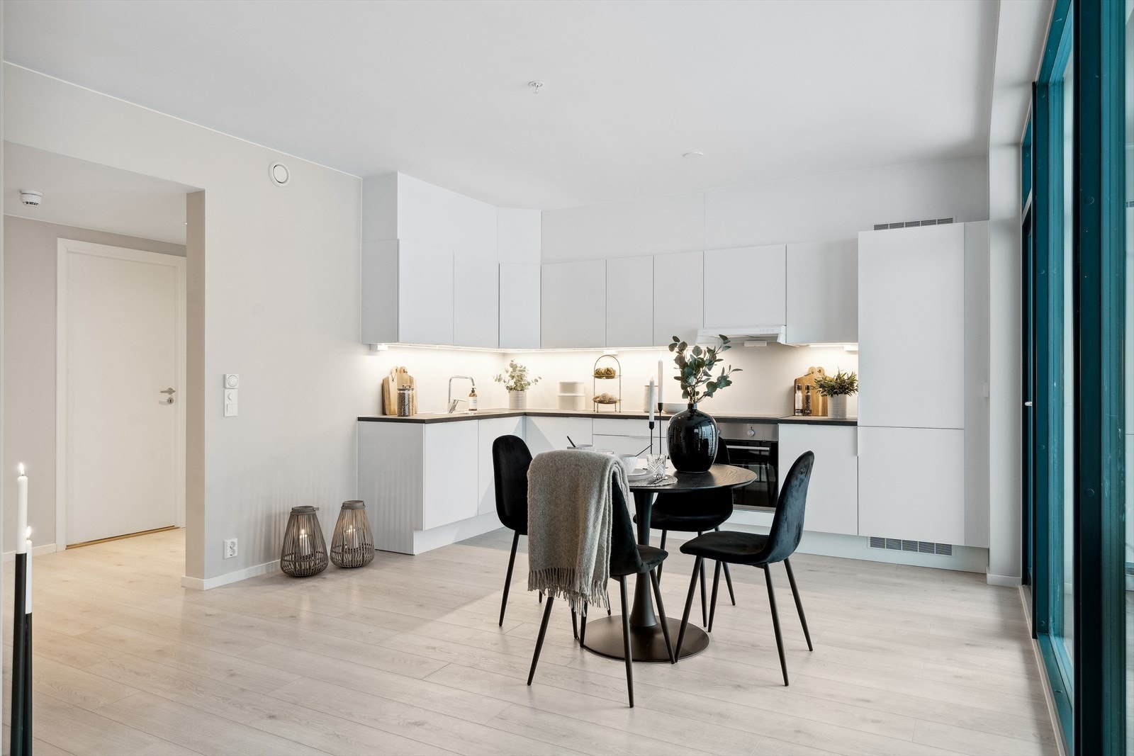 Et stilrent Sigdal kjøkken som har godt med skap- og skuffer i innredningen Galleribilde