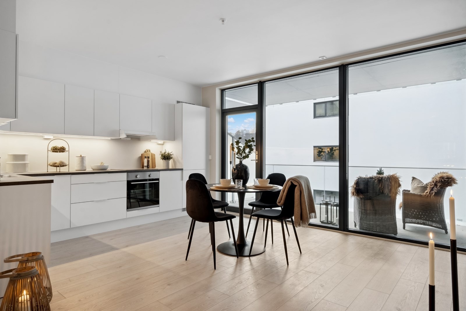 Kjøkken med spiseplass og utgang til overbygget veranda Galleribilde