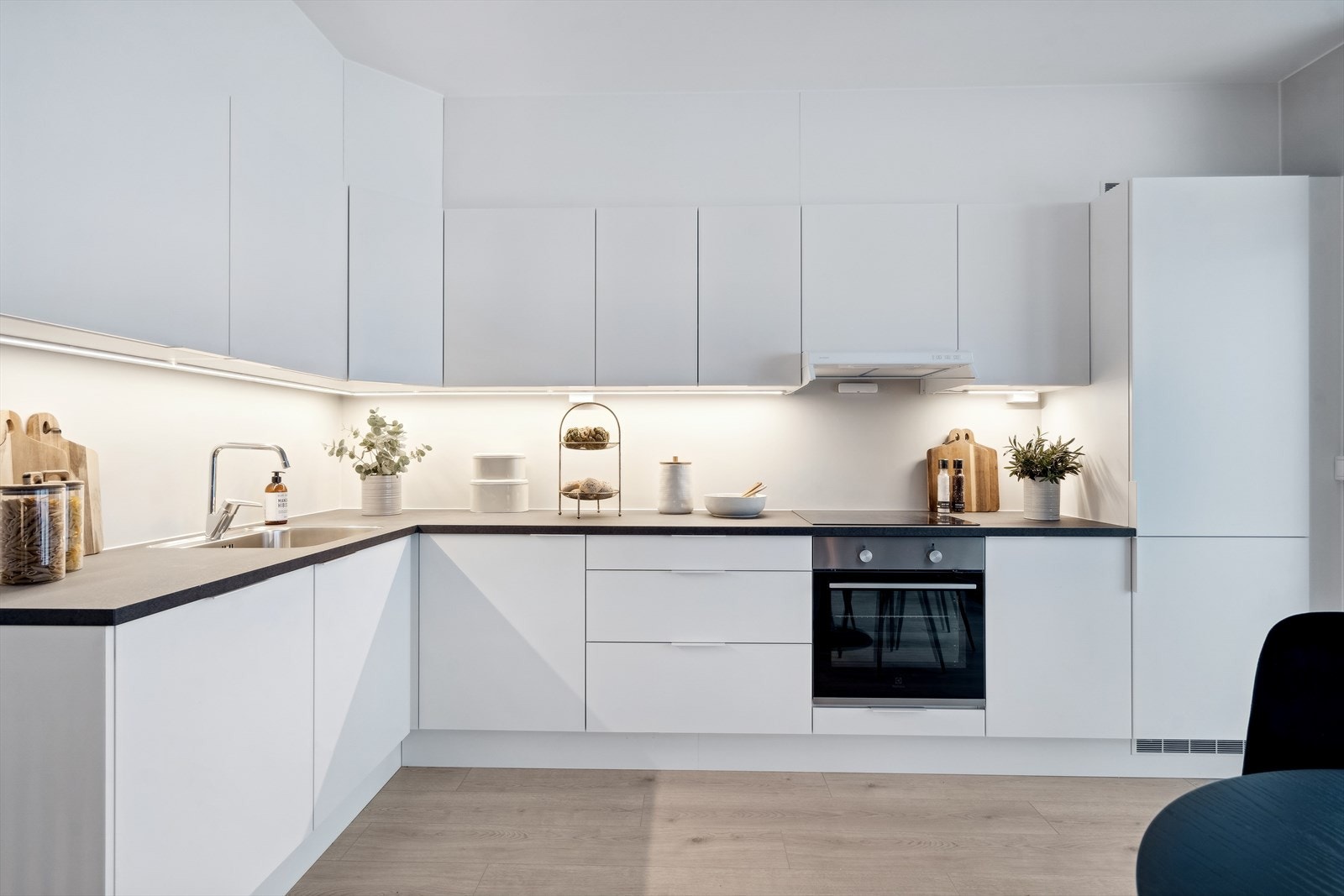 Integrerte hvitevarer som stekeovn, platetopp, oppvaskmaskin og kjøleskap Galleribilde