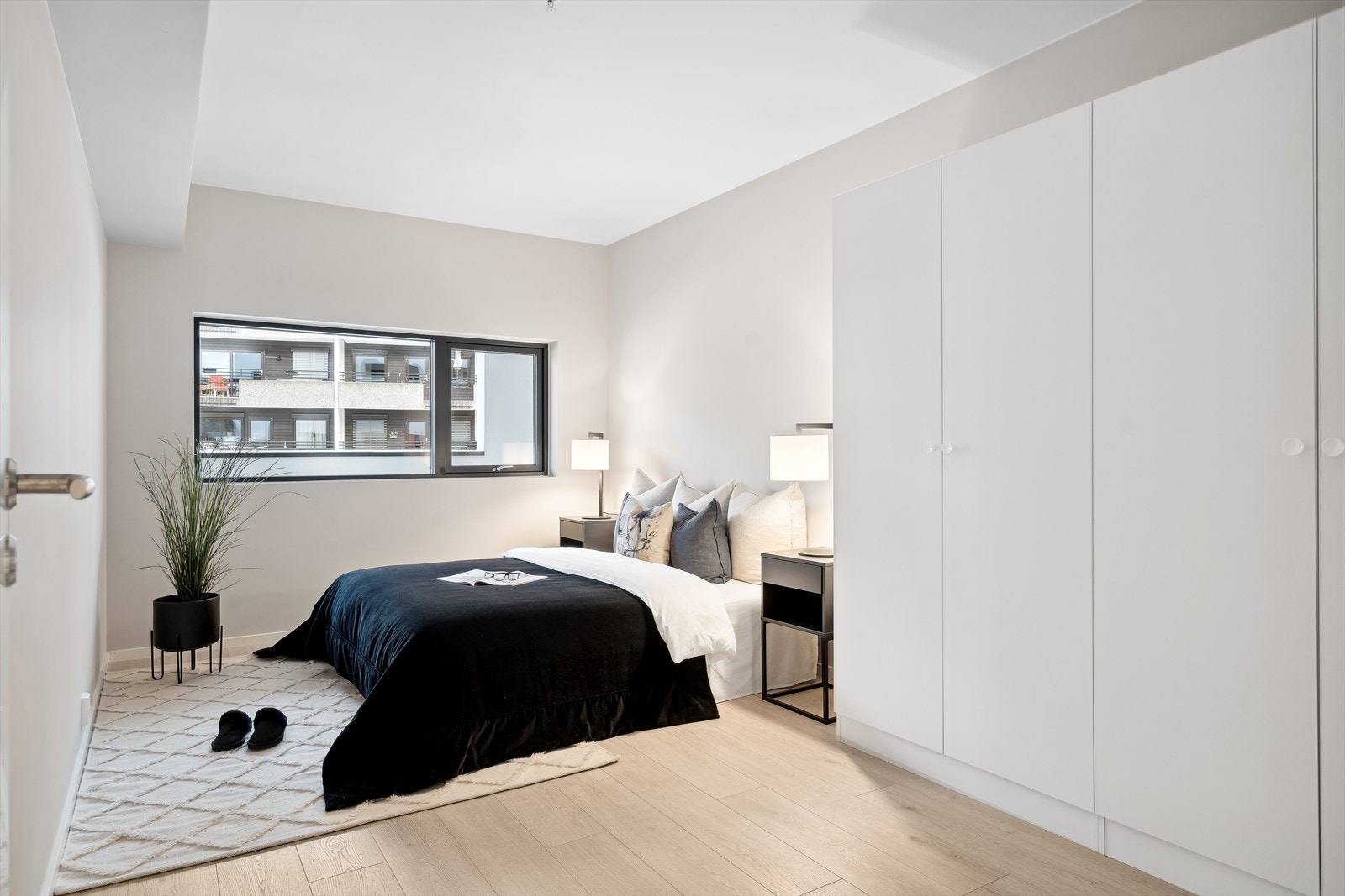 Det er to soverom i leiligheten. Hovedsoverommet er lyst og delikat Galleribilde