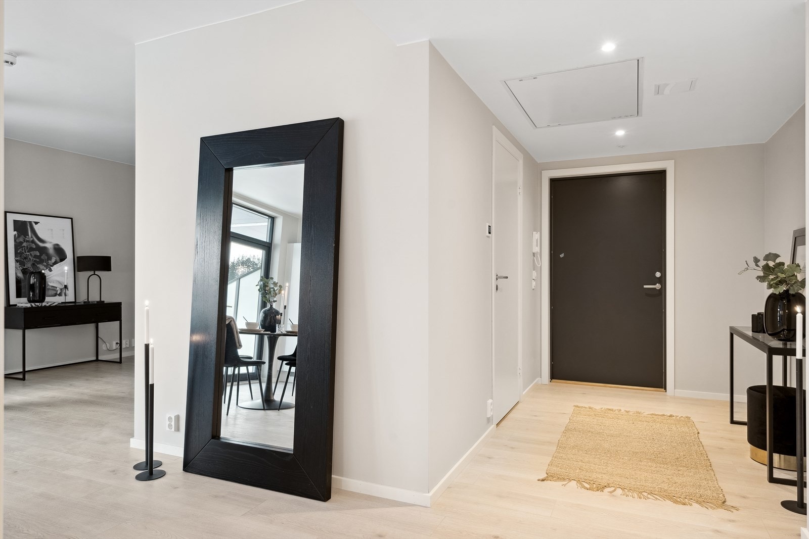 En lys entré med fin plass til å hensette sko og yttertøy Galleribilde