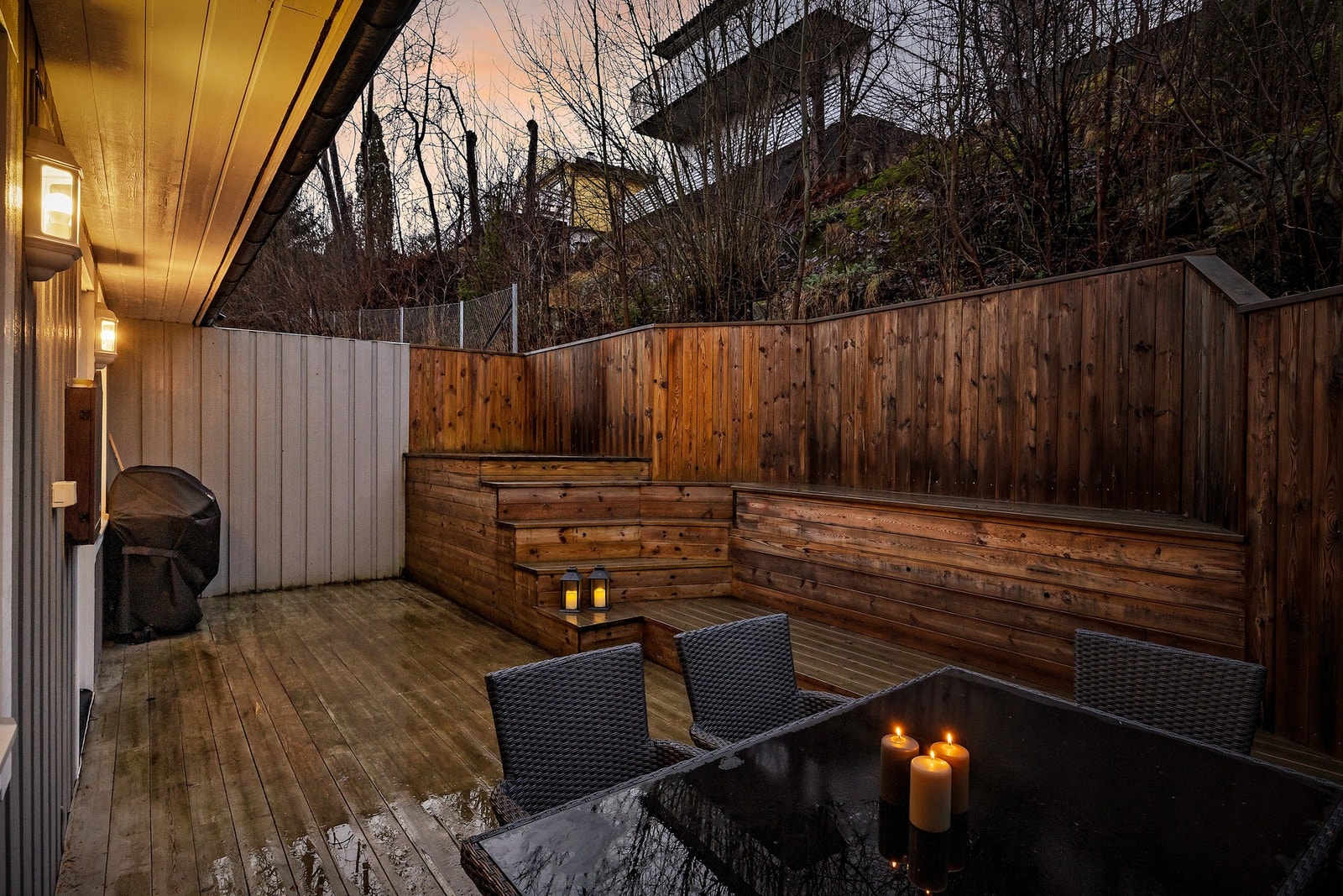 Terrassen er perfekt for grilling, lek og hyggelige sommerkvelder. Galleribilde