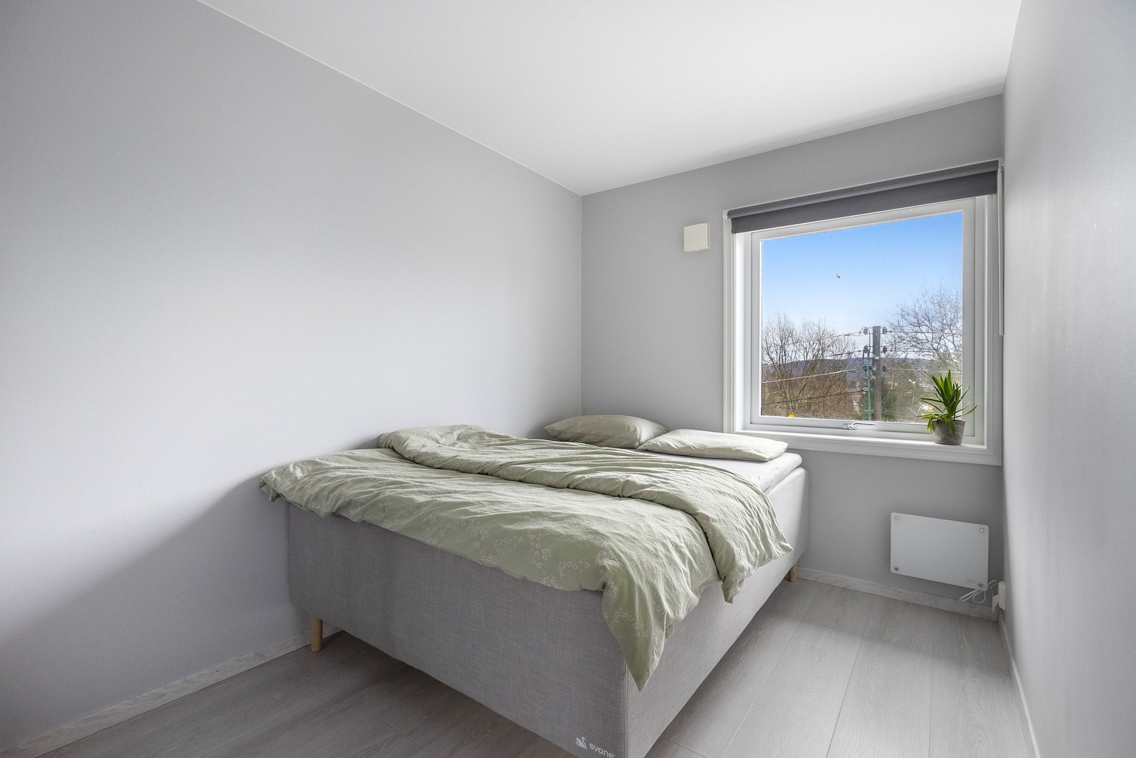 Lyst hovedsoverom med god plass til garderobe. Galleribilde